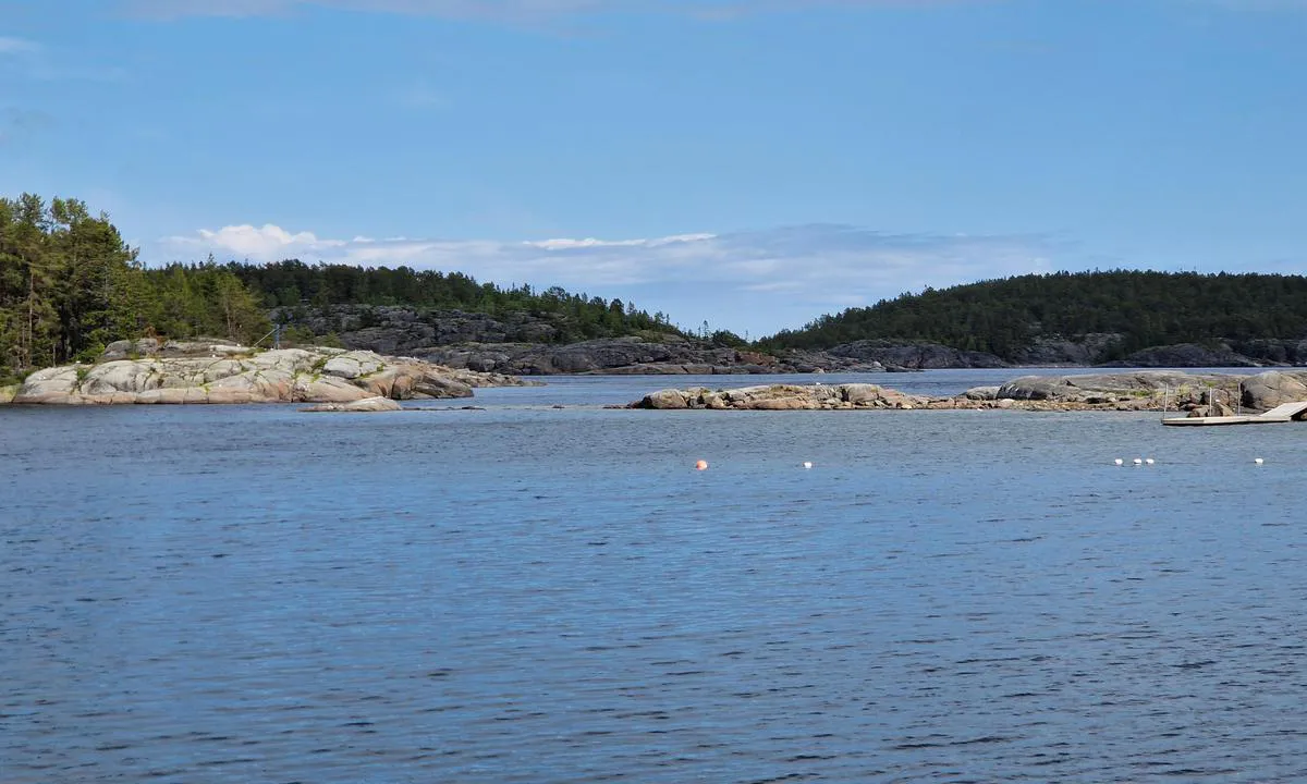 Bönhamn: {"base": "en", "no": "Den s\u00f8rlige inngangen er smal (ca. 7m) men tilbyr 5m dypgang som angitt p\u00e5 kartene.", "se": "Den s\u00f6dra infarten \u00e4r smal (cirka 7m) men erbjuder 5m djupg\u00e5ende enligt sj\u00f6korten.", "en": "The southern entrance is narrow (about 7m) but offers 5m draft as stated on the charts.", "da": "Den sydlige indgang er smal (ca. 7m), men tilbyder 5m dybgang som angivet p\u00e5 s\u00f8kortene.", "fr": "L'entr\u00e9e sud est \u00e9troite (environ 7m) mais offre un tirant d'eau de 5m comme indiqu\u00e9 sur les cartes.", "de": "Die s\u00fcdliche Einfahrt ist eng (ca. 7 m), bietet aber laut den Karten einen Tiefgang von 5 m.", "es": "La entrada sur es estrecha (unos 7m) pero ofrece un calado de 5m seg\u00fan lo indicado en las cartas n\u00e1uticas.", "it": "L'ingresso meridionale \u00e8 stretto (circa 7m) ma offre un pescaggio di 5m come indicato nelle carte.", "pt": "A entrada sul \u00e9 estreita (cerca de 7m), mas oferece um calado de 5m conforme indicado nas cartas.", "nl": "De zuidelijke ingang is smal (ongeveer 7m) maar biedt een diepgang van 5m zoals aangegeven op de kaarten.", "pl": "Po\u0142udniowe wej\u015bcie jest w\u0105skie (oko\u0142o 7m), ale oferuje zanurzenie 5m, zgodnie z podanymi na mapach.", "uk": "\u041f\u0456\u0432\u0434\u0435\u043d\u043d\u0438\u0439 \u0432\u0445\u0456\u0434 \u0432\u0443\u0437\u044c\u043a\u0438\u0439 (\u043f\u0440\u0438\u0431\u043b\u0438\u0437\u043d\u043e 7 \u043c), \u0430\u043b\u0435 \u0437\u0430\u0431\u0435\u0437\u043f\u0435\u0447\u0443\u0454 \u043e\u0441\u0430\u0434\u043a\u0443 5 \u043c, \u044f\u043a \u0437\u0430\u0437\u043d\u0430\u0447\u0435\u043d\u043e \u043d\u0430 \u043a\u0430\u0440\u0442\u0430\u0445.", "ro": "Intrarea sudic\u0103 este \u00eengust\u0103 (aproximativ 7m), dar ofer\u0103 un pescaj de 5m, a\u0219a cum este indicat pe h\u0103r\u021bi.", "tr": "G\u00fcney giri\u015fi dar (yakla\u015f\u0131k 7m) ancak haritalarda belirtildi\u011fi gibi 5m draft sunar.", "el": "\u0397 \u03bd\u03cc\u03c4\u03b9\u03b1 \u03b5\u03af\u03c3\u03bf\u03b4\u03bf\u03c2 \u03b5\u03af\u03bd\u03b1\u03b9 \u03c3\u03c4\u03b5\u03bd\u03ae (\u03c0\u03b5\u03c1\u03af\u03c0\u03bf\u03c5 7\u03bc), \u03b1\u03bb\u03bb\u03ac \u03c0\u03c1\u03bf\u03c3\u03c6\u03ad\u03c1\u03b5\u03b9 \u03b2\u03cd\u03b8\u03b9\u03c3\u03bc\u03b1 5\u03bc \u03cc\u03c0\u03c9\u03c2 \u03b1\u03bd\u03b1\u03c6\u03ad\u03c1\u03b5\u03c4\u03b1\u03b9 \u03c3\u03c4\u03bf\u03c5\u03c2 \u03bd\u03b1\u03c5\u03c4\u03b9\u03ba\u03bf\u03cd\u03c2 \u03c7\u03ac\u03c1\u03c4\u03b5\u03c2.", "cs": "Ji\u017en\u00ed vjezd je \u00fazk\u00fd (asi 7m), ale nab\u00edz\u00ed ponor 5m, jak uv\u00e1d\u011bj\u00ed mapy.", "hu": "A d\u00e9li bej\u00e1rat keskeny (kb. 7m), de a t\u00e9rk\u00e9pek szerint 5m mer\u00fcl\u00e9st biztos\u00edt.", "fi": "Etel\u00e4inen sis\u00e4\u00e4nk\u00e4ynti on kapea (noin 7m), mutta tarjoaa 5m syv\u00e4yksen karttojen mukaan.", "bg": "\u042e\u0436\u043d\u0438\u044f\u0442 \u0432\u0445\u043e\u0434 \u0435 \u0442\u0435\u0441\u0435\u043d (\u043e\u043a\u043e\u043b\u043e 7 \u043c), \u043d\u043e \u043f\u0440\u0435\u0434\u043b\u0430\u0433\u0430 \u0433\u0430\u0437\u0435\u043d\u0435 5 \u043c, \u043a\u0430\u043a\u0442\u043e \u0435 \u043f\u043e\u0441\u043e\u0447\u0435\u043d\u043e \u043d\u0430 \u043a\u0430\u0440\u0442\u0438\u0442\u0435.", "sr": "Ju\u017eni ulaz je uzak (oko 7m) ali nudi gaz od 5m kako je navedeno na kartama.", "et": "L\u00f5unasissep\u00e4\u00e4s on kitsas (umbes 7m), kuid pakub kaartidel n\u00e4idatud 5m s\u00fcvist.", "lv": "Dienvidu ieeja ir \u0161aura (apm\u0113ram 7m), bet pied\u0101v\u0101 5m iegrimi, k\u0101 nor\u0101d\u012bts kart\u0113s.", "lt": "Pietinis \u012fplaukimas yra siauras (apie 7m), ta\u010diau si\u016blo 5m grimzl\u0119, kaip nurodyta \u017eem\u0117lapiuose."}