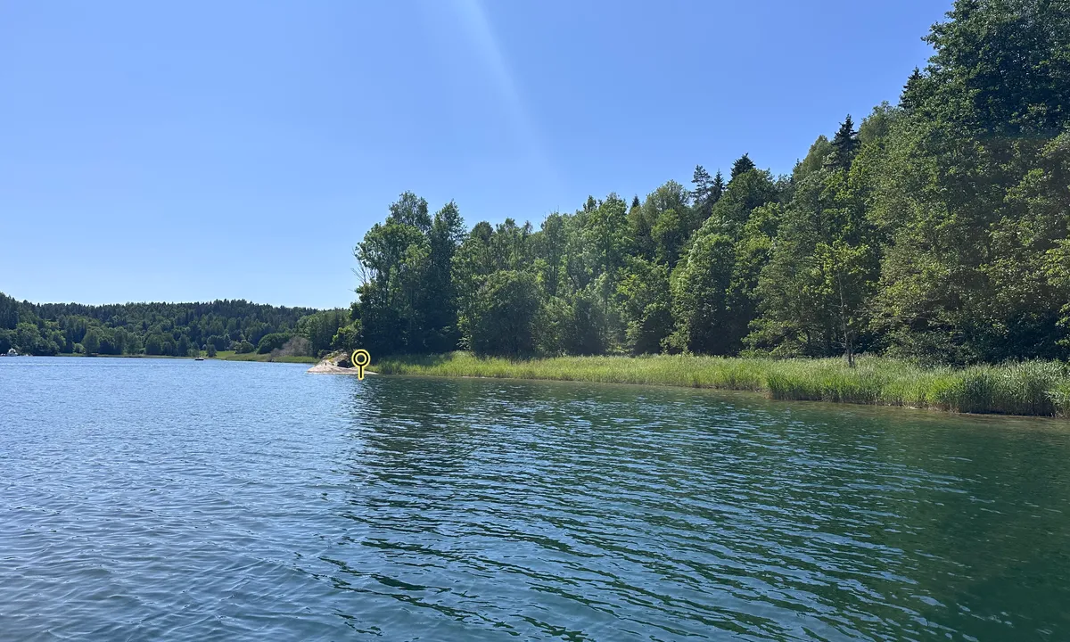 Bonnebukta: {"base": "no", "no": "Sydover, bolter i fjellet.", "se": "S\u00f6derut, bultar i berget.", "en": "Southwards, bolts in the rock.", "da": "Sydp\u00e5, bolte i klippen.", "fr": "Vers le sud, boulons dans la roche.", "de": "S\u00fcdenw\u00e4rts, Bolzen im Felsen.", "es": "Hacia el sur, pernos en la roca.", "it": "Verso sud, bulloni nella roccia.", "pt": "Ao sul, parafusos na rocha.", "nl": "Zuidwaarts, bouten in de rots.", "pl": "Po\u0142udnie, \u015bruby w skale.", "uk": "\u041d\u0430 \u043f\u0456\u0432\u0434\u0435\u043d\u044c, \u0431\u043e\u043b\u0442\u0438 \u0432 \u0441\u043a\u0435\u043b\u0456.", "ro": "Spre sud, bol\u021buri \u00een st\u00e2nc\u0103.", "tr": "G\u00fcneyde, kayaya sabitlenmi\u015f c\u0131vatalar.", "el": "\u03a0\u03c1\u03bf\u03c2 \u03bd\u03cc\u03c4\u03bf, \u03b2\u03af\u03b4\u03b5\u03c2 \u03c3\u03c4\u03bf \u03b2\u03c1\u03ac\u03c7\u03bf.", "cs": "Ji\u017en\u00edm sm\u011brem, kotv\u00edc\u00ed oka ve sk\u00e1le.", "hu": "D\u00e9l fel\u00e9, csavarok a szikl\u00e1ban.", "fi": "Etel\u00e4\u00e4n, pultit kalliossa.", "bg": "\u041d\u0430 \u044e\u0433, \u0431\u043e\u043b\u0442\u043e\u0432\u0435 \u0432 \u0441\u043a\u0430\u043b\u0430\u0442\u0430.", "sr": "\u0408\u0443\u0436\u043d\u043e, \u043a\u043b\u0438\u043d\u043e\u0432\u0438 \u0443 \u0441\u0442\u0435\u043d\u0438.", "et": "L\u00f5una poole, poldid kaljus.", "lv": "Uz dienvidiem, iekalti dro\u0161\u012bbas \u0137\u012b\u013ci klint\u012bs.", "lt": "\u012e pietus, var\u017etai uoloje."}