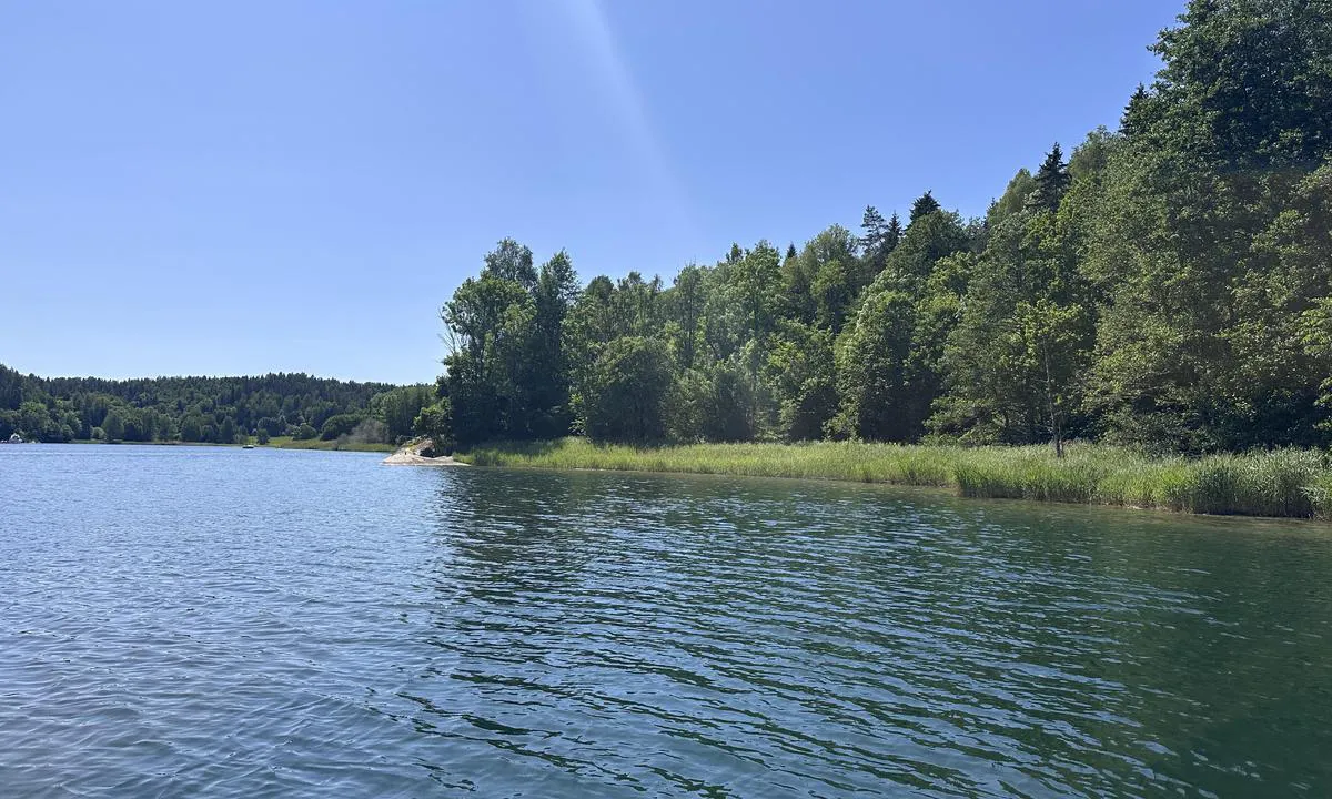 Bonnebukta: {"base": "no", "no": "Sydover, bolter i fjellet.", "se": "S\u00f6derut, bultar i berget.", "en": "Southwards, bolts in the rock.", "da": "Sydp\u00e5, bolte i klippen.", "fr": "Vers le sud, boulons dans la roche.", "de": "S\u00fcdenw\u00e4rts, Bolzen im Felsen.", "es": "Hacia el sur, pernos en la roca.", "it": "Verso sud, bulloni nella roccia.", "pt": "Ao sul, parafusos na rocha.", "nl": "Zuidwaarts, bouten in de rots.", "pl": "Po\u0142udnie, \u015bruby w skale.", "uk": "\u041d\u0430 \u043f\u0456\u0432\u0434\u0435\u043d\u044c, \u0431\u043e\u043b\u0442\u0438 \u0432 \u0441\u043a\u0435\u043b\u0456.", "ro": "Spre sud, bol\u021buri \u00een st\u00e2nc\u0103.", "tr": "G\u00fcneyde, kayaya sabitlenmi\u015f c\u0131vatalar.", "el": "\u03a0\u03c1\u03bf\u03c2 \u03bd\u03cc\u03c4\u03bf, \u03b2\u03af\u03b4\u03b5\u03c2 \u03c3\u03c4\u03bf \u03b2\u03c1\u03ac\u03c7\u03bf.", "cs": "Ji\u017en\u00edm sm\u011brem, kotv\u00edc\u00ed oka ve sk\u00e1le.", "hu": "D\u00e9l fel\u00e9, csavarok a szikl\u00e1ban.", "fi": "Etel\u00e4\u00e4n, pultit kalliossa.", "bg": "\u041d\u0430 \u044e\u0433, \u0431\u043e\u043b\u0442\u043e\u0432\u0435 \u0432 \u0441\u043a\u0430\u043b\u0430\u0442\u0430.", "sr": "\u0408\u0443\u0436\u043d\u043e, \u043a\u043b\u0438\u043d\u043e\u0432\u0438 \u0443 \u0441\u0442\u0435\u043d\u0438.", "et": "L\u00f5una poole, poldid kaljus.", "lv": "Uz dienvidiem, iekalti dro\u0161\u012bbas \u0137\u012b\u013ci klint\u012bs.", "lt": "\u012e pietus, var\u017etai uoloje."}