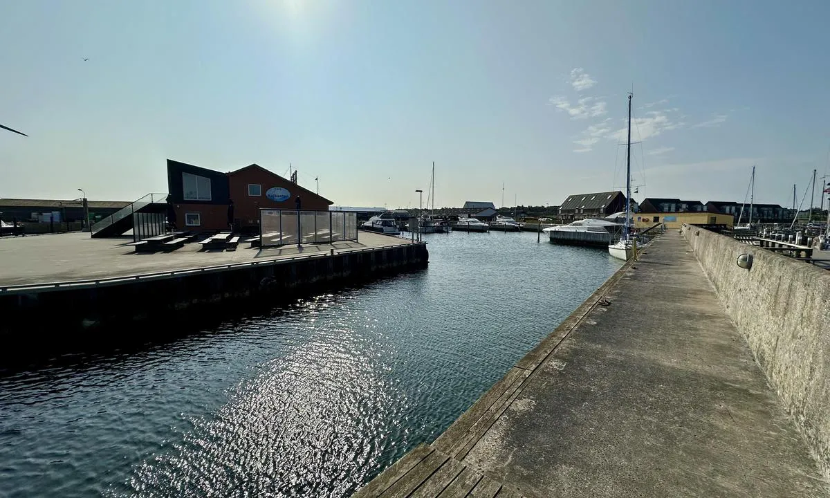 Bønnerup Lystbådehavn: {"base": "no", "no": "Gjesteplasser med p\u00e5ler innerst ved molo p\u00e5 innsiden", "se": "G\u00e4stplatser med p\u00e5lar l\u00e4ngst in vid piren p\u00e5 insidan", "en": "Guest berths with poles at the inner part of the breakwater on the inside", "da": "G\u00e6stepladser med p\u00e6le inderst ved mole p\u00e5 indersiden", "fr": "Places pour visiteurs avec des pieux \u00e0 l'int\u00e9rieur pr\u00e8s du m\u00f4le", "de": "G\u00e4stepl\u00e4tze mit Pf\u00e4hlen am innersten Ende der Mole auf der Innenseite.", "es": "Amarres para visitantes con pilotes al costado de la parte interior del rompeolas", "it": "Posti per ospiti con pali all'interno del molo", "pt": "Lugares para visitantes com postes no interior do quebra-mar do lado de dentro", "nl": "Gastenplaatsen met palen helemaal binnen bij de pier aan de binnenkant", "pl": "Miejsca go\u015bcinne z palami wewn\u0105trz molo od strony wewn\u0119trznej", "uk": "\u0413\u043e\u0441\u0442\u044c\u043e\u0432\u0456 \u043c\u0456\u0441\u0446\u044f \u0437 \u043f\u0430\u043b\u044f\u043c\u0438 \u0432\u0441\u0435\u0440\u0435\u0434\u0438\u043d\u0456 \u043d\u0430\u0431\u0435\u0440\u0435\u0436\u043d\u043e\u0457 \u0437 \u0432\u043d\u0443\u0442\u0440\u0456\u0448\u043d\u044c\u043e\u0457 \u0441\u0442\u043e\u0440\u043e\u043d\u0438", "ro": "Locuri pentru oaspe\u021bi cu st\u00e2lpi \u00een interiorul digului pe partea interioar\u0103", "tr": "Moloya i\u00e7eriden, misafir plasesi kaz\u0131klarla yanl\u0131\u015f", "el": "\u0398\u03ad\u03c3\u03b5\u03b9\u03c2 \u03b5\u03c0\u03b9\u03c3\u03ba\u03b5\u03c0\u03c4\u03ce\u03bd \u03bc\u03b5 \u03c0\u03b1\u03c3\u03c3\u03ac\u03bb\u03bf\u03c5\u03c2 \u03c3\u03c4\u03b7\u03bd \u03b5\u03c3\u03c9\u03c4\u03b5\u03c1\u03b9\u03ba\u03ae \u03c0\u03bb\u03b5\u03c5\u03c1\u03ac \u03c4\u03b7\u03c2 \u03c0\u03c1\u03bf\u03b2\u03bb\u03ae\u03c4\u03b1\u03c2", "cs": "Hostuj\u00edc\u00ed m\u00edsta s k\u016fly u vnit\u0159n\u00edho konce vlnolamu", "hu": "Vend\u00e9ghelyek c\u00f6l\u00f6p\u00f6kkel a m\u00f3l\u00f3 bels\u0151 oldal\u00e1n bel\u00fcl", "fi": "Vieraspaikat paaluilla sis\u00e4puolella molon sis\u00e4puolella", "bg": "\u0413\u043e\u0441\u0442\u043e\u043f\u0440\u0438\u0435\u043c\u043d\u0438 \u043c\u0435\u0441\u0442\u0430 \u0441 \u043a\u043e\u043b\u043e\u0432\u0435 \u0432\u044a\u0432 \u0432\u044a\u0442\u0440\u0435\u0448\u043d\u043e\u0441\u0442\u0442\u0430 \u043d\u0430 \u043c\u043e\u043b\u0430 \u043e\u0442 \u0432\u044a\u0442\u0440\u0435\u0448\u043d\u0430\u0442\u0430 \u0441\u0442\u0440\u0430\u043d\u0430", "sr": "Mesta za goste sa stubovima unutra pored mola sa unutra\u0161nje strane", "et": "K\u00fclalisalad vaiadega kai seesmises otsas", "lv": "Viesu vietas ar p\u0101\u013ciem dzi\u013c\u0101k mol\u0101 no iek\u0161puses", "lt": "Sve\u010dio vietos su poliais prie molos vidin\u0117je pus\u0117je"}