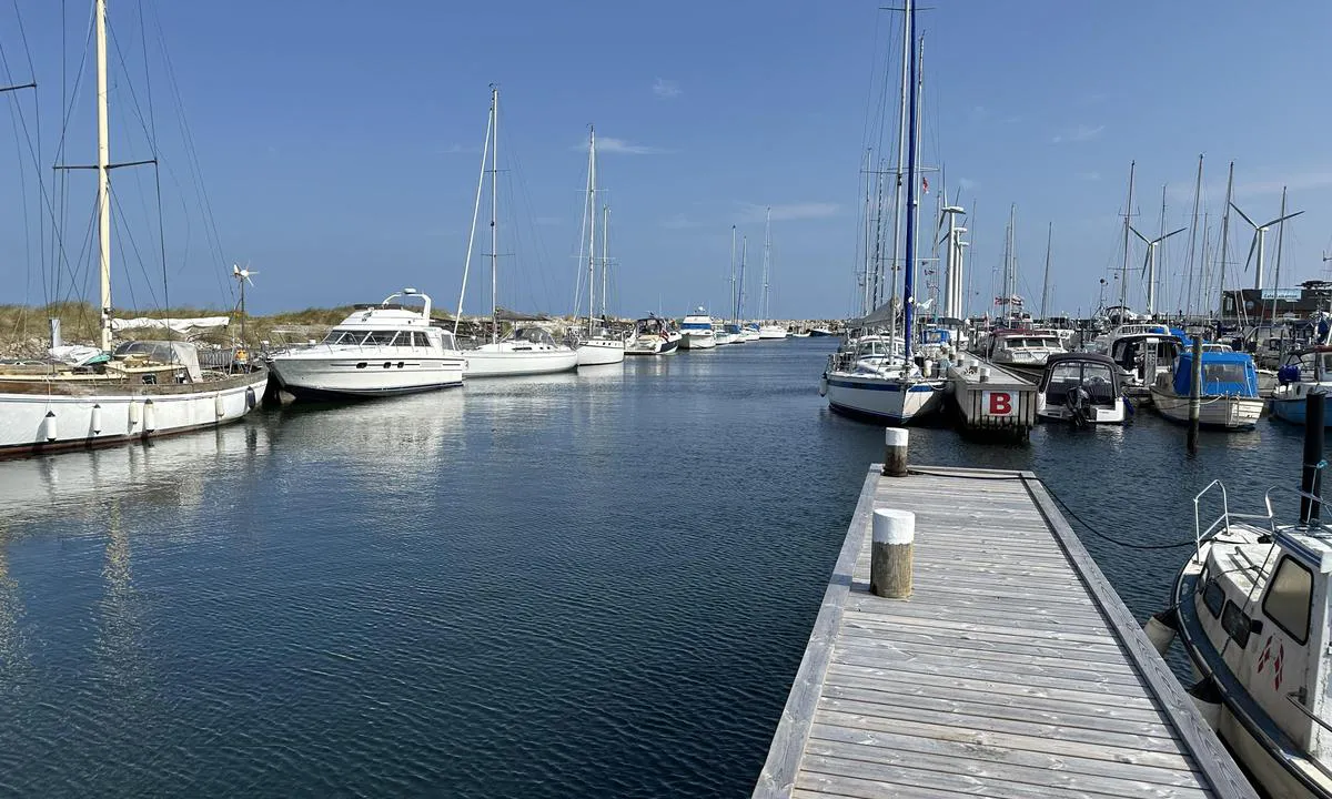 Bønnerup Lystbådehavn: {"base": "no", "no": "Plass ved enden av flytebryggene innover i havnen", "se": "Plats vid \u00e4nden av flytbryggorna in\u00e5t i hamnen", "en": "Berth at the end of the floating docks inside the harbor", "da": "Plads ved enden af flydebroerne indad i havnen", "fr": "Emplacement au bout des pontons flottants vers l'int\u00e9rieur du port", "de": "Platz am Ende der Schwimmstege weiter im Hafen", "es": "Espacio al final de los muelles flotantes dentro del puerto", "it": "Posto alla fine dei pontili galleggianti all'interno del porto", "pt": "Lugar no final dos cais flutuantes em dire\u00e7\u00e3o ao interior do porto", "nl": "Plaats aan het einde van de drijvende steigers landinwaarts in de haven", "pl": "Miejsce na ko\u0144cu p\u0142ywaj\u0105cych pomost\u00f3w w g\u0142\u0105b portu", "uk": "\u041c\u0456\u0441\u0446\u0435 \u0432 \u043a\u0456\u043d\u0446\u0456 \u043f\u043b\u0430\u0432\u0430\u044e\u0447\u0438\u0445 \u043f\u0440\u0438\u0447\u0430\u043b\u0456\u0432 \u0443\u0441\u0435\u0440\u0435\u0434\u0438\u043d\u0456 \u043f\u043e\u0440\u0442\u0443", "ro": "Loc la cap\u0103tul pontoanelor plutitoare, \u00een interiorul portului", "tr": "\u0130skelelerin ucundaki yerler liman\u0131n i\u00e7 k\u0131sm\u0131na do\u011fru", "el": "\u039c\u03b9\u03b1 \u03b8\u03ad\u03c3\u03b7 \u03c3\u03c4\u03bf \u03c4\u03ad\u03bb\u03bf\u03c2 \u03c4\u03c9\u03bd \u03c0\u03bb\u03c9\u03c4\u03ce\u03bd \u03c0\u03c1\u03bf\u03b2\u03bb\u03b7\u03c4\u03ce\u03bd \u03c0\u03c1\u03bf\u03c2 \u03c4\u03bf \u03b5\u03c3\u03c9\u03c4\u03b5\u03c1\u03b9\u03ba\u03cc \u03c4\u03bf\u03c5 \u03bb\u03b9\u03bc\u03b1\u03bd\u03b9\u03bf\u03cd", "cs": "M\u00edsto na konci plovouc\u00edch mol uvnit\u0159 p\u0159\u00edstavu", "hu": "Hely a kik\u00f6t\u0151 belsej\u00e9ben l\u00e9v\u0151 \u00fasz\u00f3m\u00f3l\u00f3k v\u00e9g\u00e9n\u00e9l", "fi": "Paikka kelluvien laitureiden p\u00e4\u00e4ss\u00e4 sis\u00e4\u00e4np\u00e4in satamassa", "bg": "\u041c\u044f\u0441\u0442\u043e \u0432 \u043a\u0440\u0430\u044f \u043d\u0430 \u043f\u043b\u0430\u0432\u0430\u0449\u0438\u0442\u0435 \u0434\u043e\u043a\u043e\u0432\u0435 \u043d\u0430\u0432\u044a\u0442\u0440\u0435 \u0432 \u043f\u0440\u0438\u0441\u0442\u0430\u043d\u0438\u0449\u0435\u0442\u043e", "sr": "Mesto na kraju plutaju\u0107ih dokova unutar luke", "et": "Koht ujupontoonide l\u00f5pus sadama sees", "lv": "Vieta pie peldo\u0161\u0101 pontona galiem ostas iek\u0161pus\u0113", "lt": "Vieta prie plaukiojan\u010di\u0173 prieplauk\u0173 galo uosto viduje"}