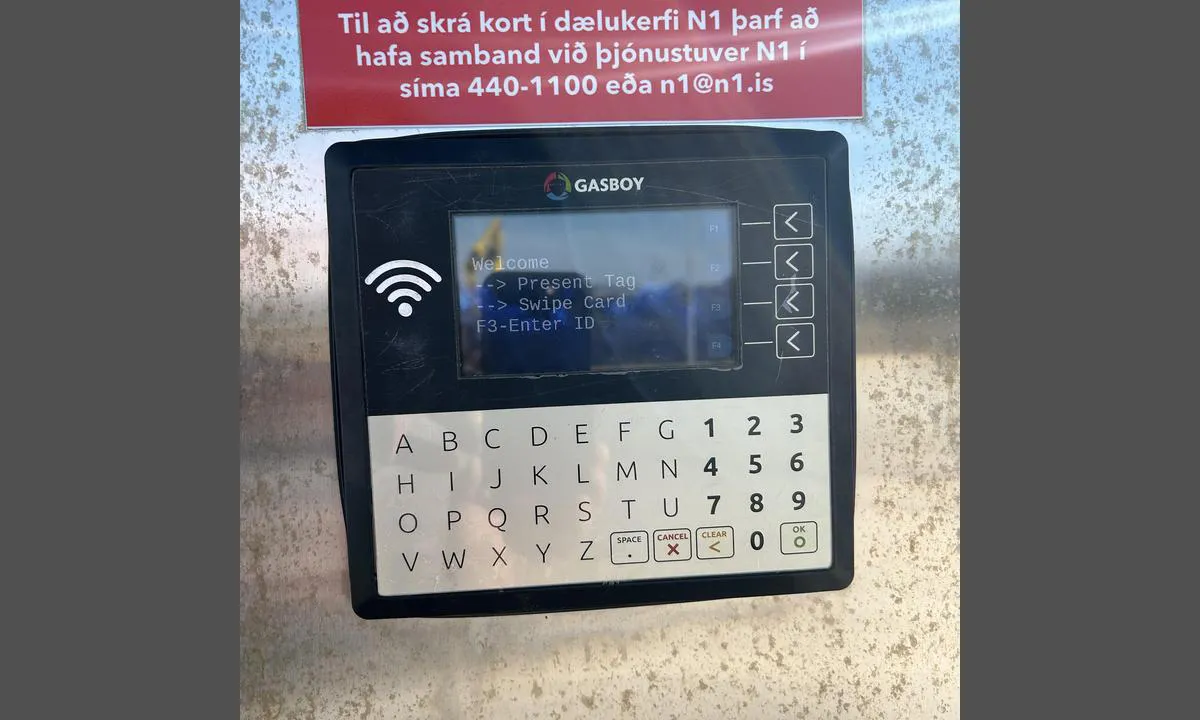 Borgarfjardarhöfn: {"base": "en", "no": "Du trenger https://www.n1.is/en/service/prepaid-card forh\u00e5ndsbetalt kort for \u00e5 f\u00e5 drivstoff, hvis jeg forst\u00e5r riktig.", "se": "Du beh\u00f6ver https://www.n1.is/en/service/prepaid-card f\u00f6rbetalt kort f\u00f6r att f\u00e5 br\u00e4nsle, om jag har f\u00f6rst\u00e5tt r\u00e4tt.", "en": "You need the https://www.n1.is/en/service/prepaid-card prepaid card to get fuel, if I understand right.", "da": "Du har brug for https://www.n1.is/en/service/prepaid-card forh\u00e5ndsbetalt kort for at f\u00e5 br\u00e6ndstof, hvis jeg forst\u00e5r det rigtigt.", "fr": "Vous avez besoin de la <a href=\"https://www.n1.is/en/service/prepaid-card\">carte pr\u00e9pay\u00e9e</a> pour obtenir du carburant, si je comprends bien.", "de": "Sie ben\u00f6tigen die https://www.n1.is/en/service/prepaid-card Prepaid-Karte, um Treibstoff zu bekommen, wenn ich das richtig verstanden habe.", "es": "Necesitas la <a href=\"https://www.n1.is/en/service/prepaid-card\">tarjeta prepago</a> para obtener combustible, si entiendo bien.", "it": "Avete bisogno della carta prepagata https://www.n1.is/en/service/prepaid-card per ottenere carburante, se ho capito bene.", "pt": "Voc\u00ea precisa do <a href=\"https://www.n1.is/en/service/prepaid-card\">cart\u00e3o pr\u00e9-pago</a> para obter combust\u00edvel, se eu entendi corretamente.", "nl": "Je hebt de <a href=\"https://www.n1.is/en/service/prepaid-card\">prepaid kaart</a> nodig om brandstof te krijgen, als ik het goed begrijp.", "pl": "Potrzebujesz <a href=\"https://www.n1.is/en/service/prepaid-card\">karty przedp\u0142aconej</a>, aby zatankowa\u0107 paliwo, je\u015bli dobrze rozumiem.", "uk": "\u0412\u0430\u043c \u043f\u043e\u0442\u0440\u0456\u0431\u043d\u0430 \u043a\u0430\u0440\u0442\u043a\u0430 \u043f\u0435\u0440\u0435\u0434\u043e\u043f\u043b\u0430\u0442\u0438 https://www.n1.is/en/service/prepaid-card, \u0449\u043e\u0431 \u043e\u0442\u0440\u0438\u043c\u0430\u0442\u0438 \u043f\u0430\u043b\u0438\u0432\u043e, \u044f\u043a\u0449\u043e \u044f \u043f\u0440\u0430\u0432\u0438\u043b\u044c\u043d\u043e \u0440\u043e\u0437\u0443\u043c\u0456\u044e.", "ro": "Ai nevoie de cardul prepl\u0103tit <a href=\"https://www.n1.is/en/service/prepaid-card\">https://www.n1.is/en/service/prepaid-card</a> pentru a ob\u021bine combustibil, dac\u0103 \u00een\u021beleg bine.", "tr": "E\u011fer do\u011fru anlad\u0131ysam, yak\u0131t almak i\u00e7in https://www.n1.is/en/service/prepaid-card \u00f6n \u00f6demeli karta ihtiyac\u0131n\u0131z var.", "el": "\u03a7\u03c1\u03b5\u03b9\u03ac\u03b6\u03b5\u03c3\u03c4\u03b5 \u03c4\u03b7\u03bd \u03c0\u03c1\u03bf\u03c0\u03bb\u03b7\u03c1\u03c9\u03bc\u03ad\u03bd\u03b7 \u03ba\u03ac\u03c1\u03c4\u03b1 <a href='https://www.n1.is/en/service/prepaid-card'>https://www.n1.is/en/service/prepaid-card</a> \u03b3\u03b9\u03b1 \u03bd\u03b1 \u03c0\u03c1\u03bf\u03bc\u03b7\u03b8\u03b5\u03c5\u03c4\u03b5\u03af\u03c4\u03b5 \u03ba\u03b1\u03cd\u03c3\u03b9\u03bc\u03b1, \u03b1\u03bd \u03ba\u03b1\u03c4\u03b1\u03bb\u03b1\u03b2\u03b1\u03af\u03bd\u03c9 \u03c3\u03c9\u03c3\u03c4\u03ac.", "cs": "Pokud to ch\u00e1pu spr\u00e1vn\u011b, palivo z\u00edsk\u00e1te pomoc\u00ed p\u0159edplacen\u00e9 karty https://www.n1.is/en/service/prepaid-card.", "hu": "Azt hiszem, az \u00fczemanyag v\u00e9telez\u00e9s\u00e9hez sz\u00fcks\u00e9ge lesz a https://www.n1.is/en/service/prepaid-card el\u0151re fizetett k\u00e1rty\u00e1ra.", "fi": "Tarvitset https://www.n1.is/en/service/prepaid-card ennakkoon maksetun kortin polttoaineen saamiseen, jos ymm\u00e4rr\u00e4n oikein.", "bg": "\u041c\u0430\u0439 \u0447\u0435 \u0449\u0435 \u0442\u0438 \u0442\u0440\u044f\u0431\u0432\u0430 \u043f\u0440\u0435\u0434\u043f\u043b\u0430\u0442\u0435\u043d\u0430\u0442\u0430 \u043a\u0430\u0440\u0442\u0430 \u043e\u0442 https://www.n1.is/en/service/prepaid-card, \u0437\u0430 \u0434\u0430 \u0437\u0430\u0440\u0435\u0434\u0438\u0448 \u0433\u043e\u0440\u0438\u0432\u043e, \u0430\u043a\u043e \u043f\u0440\u0430\u0432\u0438\u043b\u043d\u043e \u0440\u0430\u0437\u0431\u0438\u0440\u0430\u043c.", "sr": "\u0422\u0440\u0435\u0431\u0430 \u0432\u0430\u043c <a href=\"https://www.n1.is/en/service/prepaid-card\">\u043f\u0440\u0435\u0442\u043f\u043b\u0430\u0442\u043d\u0430 \u043a\u0430\u0440\u0442\u0438\u0446\u0430</a> \u0434\u0430 \u0431\u0438\u0441\u0442\u0435 \u0443\u0437\u0435\u043b\u0438 \u0433\u043e\u0440\u0438\u0432\u043e, \u0430\u043a\u043e \u0441\u0430\u043c \u0434\u043e\u0431\u0440\u043e \u0440\u0430\u0437\u0443\u043c\u0435\u043e.", "et": "Kui ma \u00f5igesti aru saan, vajate k\u00fctuse saamiseks <a href=\"https://www.n1.is/en/service/prepaid-card\" target=\"_blank\">ettemaksuga kaarti</a>.", "lv": "Jums ir nepiecie\u0161ama https://www.n1.is/en/service/prepaid-card priek\u0161apmaksas karte, lai uzpild\u012btu degvielu, ja es pareizi saprotu.", "lt": "Norint gauti kuro, reikia https://www.n1.is/en/service/prepaid-card i\u0161ankstinio apmok\u0117jimo kortel\u0117s, jei teisingai suprantu."}