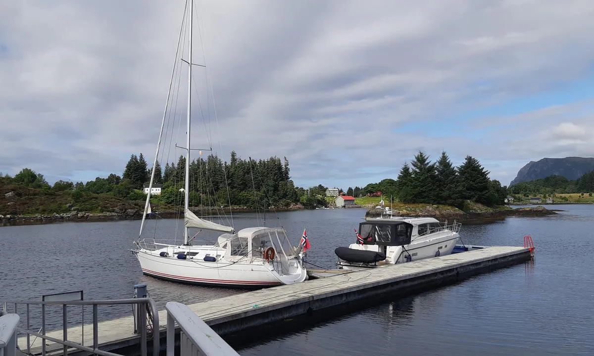 Borgarøya - Ulstein: Brygga sett fra landgangen.