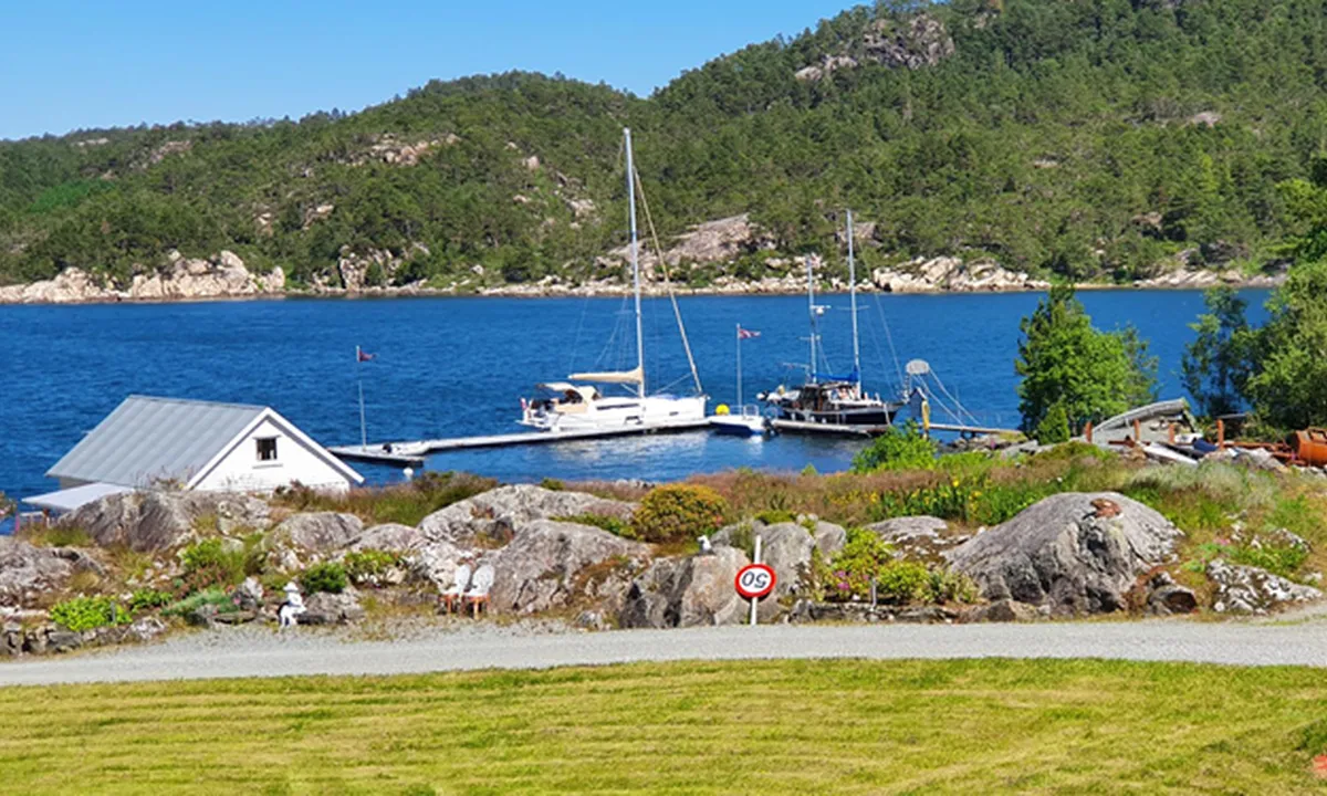 Borgøy Sjøhus - Hattarvåg: Man kan også ligge til gjestehavna, like nordøst for sjøhuset.