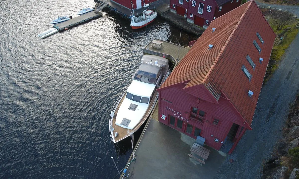 Borgøy Sjohus. Er lite plass da deler av kaien er reservert rutebåten.