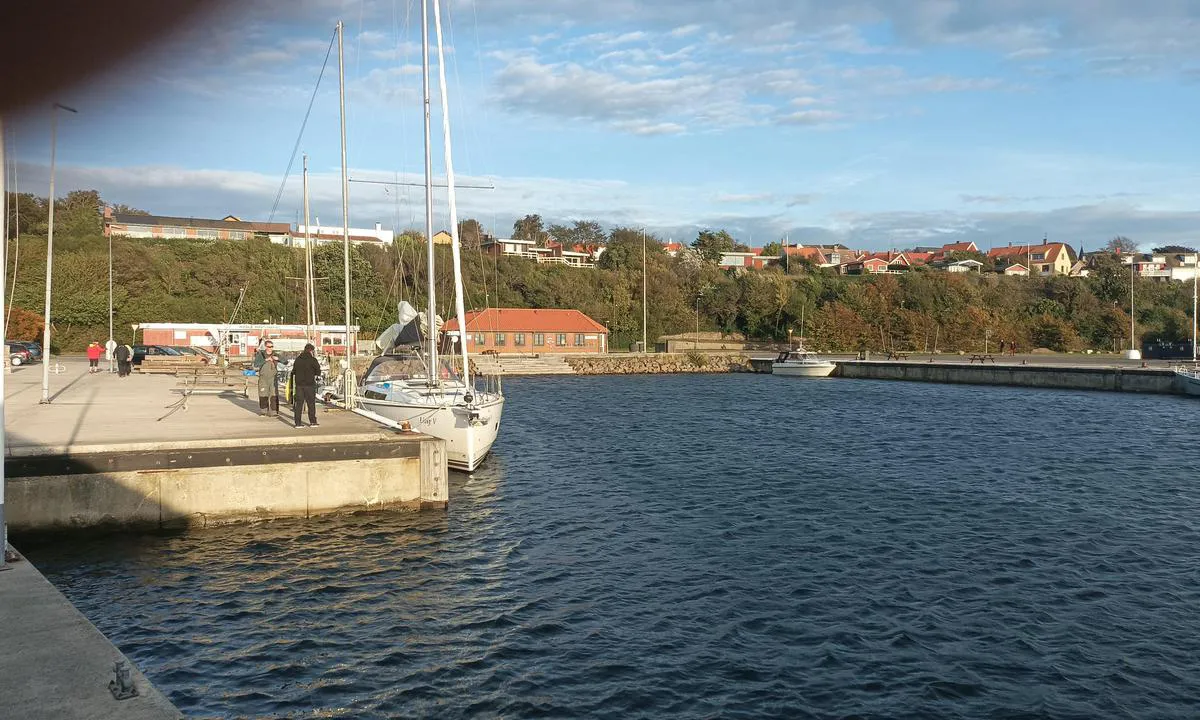 Bornholm - Hasle Havn: {"base": "en", "no": "gjestehavnen", "se": "g\u00e4sthamnen", "en": "the guest harbour", "da": "g\u00e6stehavnen", "fr": "le port de plaisance", "de": "der G\u00e4stehafen", "es": "el puerto de invitados", "it": "il porto degli ospiti", "pt": "o porto de h\u00f3spedes", "nl": "de gastehaven", "pl": "przysta\u0144 dla go\u015bci", "uk": "\u0433\u043e\u0441\u0442\u044c\u043e\u0432\u0430 \u0433\u0430\u0432\u0430\u043d\u044c", "ro": "portul de oaspe\u021bi", "tr": "misafir liman\u0131", "el": "\u03bf \u03bb\u03b9\u03bc\u03ad\u03bd\u03b1\u03c2 \u03c6\u03b9\u03bb\u03bf\u03be\u03b5\u03bd\u03bf\u03cd\u03bc\u03b5\u03bd\u03c9\u03bd", "cs": "p\u0159\u00edstav pro hosty", "hu": "a vend\u00e9gkik\u00f6t\u0151", "fi": "vierasvenesatama", "bg": "\u0433\u043e\u0441\u0442\u0443\u0432\u0430\u0449\u043e\u0442\u043e \u043f\u0440\u0438\u0441\u0442\u0430\u043d\u0438\u0449\u0435", "sr": "luka za goste", "et": "k\u00fclalissadam", "lv": "viesu osta", "lt": "sve\u010di\u0173 uostas"}