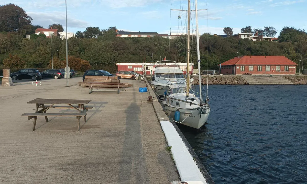 Bornholm - Hasle Havn: {"base": "en", "no": "gjestehavnen", "se": "g\u00e4sthamnen", "en": "the guest harbour", "da": "g\u00e6stehavnen", "fr": "le port d'escale", "de": "der G\u00e4stehafen", "es": "el puerto de invitados", "it": "il porto degli ospiti", "pt": "o porto de visitantes", "nl": "de gastenhaven", "pl": "port go\u015bcinny", "uk": "\u0433\u043e\u0441\u0442\u044c\u043e\u0432\u0430 \u0433\u0430\u0432\u0430\u043d\u044c", "ro": "portul pentru oaspe\u021bi", "tr": "konuk liman\u0131", "el": "\u03bf \u03be\u03b5\u03bd\u03ce\u03bd\u03b1\u03c2 \u03bb\u03b9\u03bc\u03ac\u03bd\u03b9", "cs": "p\u0159\u00edstav pro hosty", "hu": "a vend\u00e9g kik\u00f6t\u0151", "fi": "vierassatama", "bg": "\u0433\u043e\u0441\u0442\u0443\u0432\u0430\u0449\u043e\u0442\u043e \u043f\u0440\u0438\u0441\u0442\u0430\u043d\u0438\u0449\u0435", "sr": "luka za goste", "et": "k\u00fclalissadam", "lv": "viesu osta", "lt": "sve\u010di\u0173 uostas"}