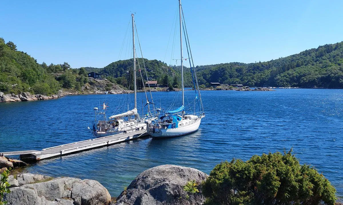 Børøya - Belland: Säker hamn i alla vindriktningar men fallvindarar kan förekomma. Fler bryggor finns för båtar med mindre djupgående.