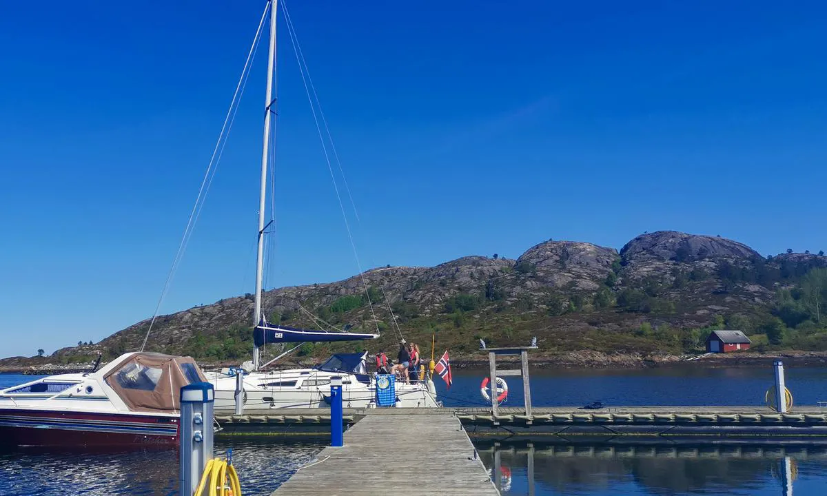 Børøysund Marina: Longside fortøyning på utsiden av flytebryggen.