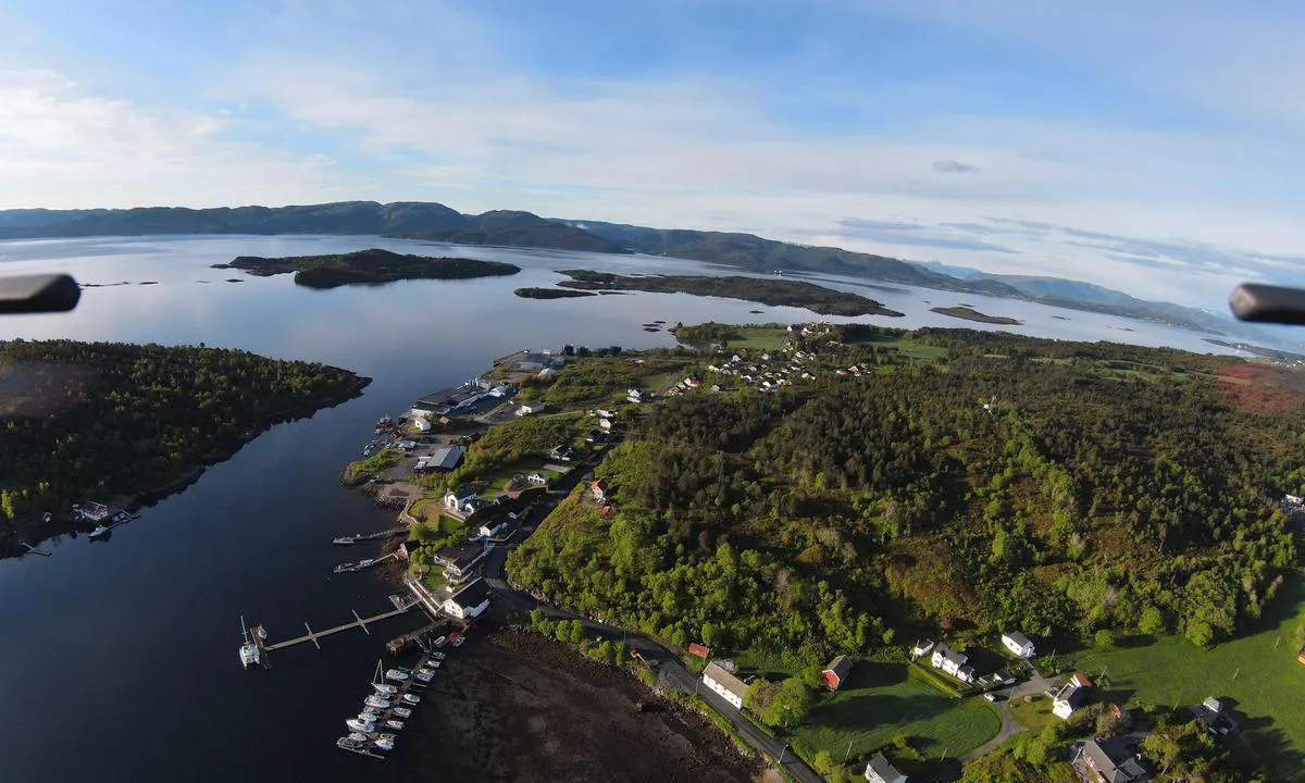 Børøysund Marina: {"base": "en", "no": "Ser s\u00f8rover. Katamaranen er ved enden av gjestebokpontongen.", "se": "S\u00f6derut. Katamaranen ligger vid slutet av g\u00e4stboksbryggan.", "en": "Looking south. Catamaran is at the end of guestbook pontoon.", "da": "Ser sydp\u00e5. Katamaranen ligger for enden af g\u00e6stebogspontonen.", "fr": "En regardant vers le sud. Le catamaran est au bout du ponton de la jet\u00e9e des visiteurs.", "de": "Nach S\u00fcden blickend. Der Katamaran befindet sich am Ende des G\u00e4stebuch-Pontons.", "es": "Mirando hacia el sur. El catamar\u00e1n est\u00e1 al final del pont\u00f3n del libro de visitas.", "it": "Guardando a sud. Il catamarano \u00e8 alla fine del pontile del libro degli ospiti.", "pt": "Olhando para o sul. O Catamar\u00e3 est\u00e1 no final do pont\u00e3o do livro de visitas.", "nl": "<p>Uitkijkend naar het zuiden. De catamaran bevindt zich aan het einde van de gastenboekponton.</p>", "pl": "Patrz\u0105c na po\u0142udnie. Katamaran jest na ko\u0144cu pomostu dla go\u015bci.", "uk": "\u0414\u0438\u0432\u043b\u044f\u0447\u0438\u0441\u044c \u043d\u0430 \u043f\u0456\u0432\u0434\u0435\u043d\u044c. \u041a\u0430\u0442\u0430\u043c\u0430\u0440\u0430\u043d \u0437\u043d\u0430\u0445\u043e\u0434\u0438\u0442\u044c\u0441\u044f \u0432 \u043a\u0456\u043d\u0446\u0456 \u0433\u043e\u0441\u0442\u044c\u043e\u0432\u043e\u0433\u043e \u043f\u043e\u043d\u0442\u043e\u043d\u0443.", "ro": "Privind spre sud. Catamaranul se afl\u0103 la cap\u0103tul pontonului pentru oaspe\u021bi.", "tr": "G\u00fcneye bak\u0131yor. Katamaran misafir defteri iskelesinin sonunda.", "el": "\u039a\u03bf\u03b9\u03c4\u03ac\u03b6\u03bf\u03bd\u03c4\u03b1\u03c2 \u03bd\u03cc\u03c4\u03b9\u03b1. \u03a4\u03bf \u03ba\u03b1\u03c4\u03b1\u03bc\u03b1\u03c1\u03ac\u03bd \u03b2\u03c1\u03af\u03c3\u03ba\u03b5\u03c4\u03b1\u03b9 \u03c3\u03c4\u03bf \u03c4\u03ad\u03bb\u03bf\u03c2 \u03c4\u03b7\u03c2 \u03c0\u03bb\u03c9\u03c4\u03ae\u03c2 \u03b5\u03be\u03ad\u03b4\u03c1\u03b1\u03c2 \u03b5\u03c0\u03b9\u03c3\u03ba\u03b5\u03c0\u03c4\u03ce\u03bd.", "cs": "Pohled na jih. Katamar\u00e1n je na konci hostuj\u00edc\u00edho pontoonu.", "hu": "D\u00e9li ir\u00e1nyban n\u00e9zve. A katamar\u00e1n a vend\u00e9gk\u00f6nyv m\u00f3l\u00f3 v\u00e9g\u00e9n tal\u00e1lhat\u00f3.", "fi": "Katse etel\u00e4\u00e4n. Katamaraani on vieraslaiturin p\u00e4\u00e4ss\u00e4.", "bg": "\u0413\u043b\u0435\u0434\u0430\u0439\u043a\u0438 \u043d\u0430 \u044e\u0433. \u041a\u0430\u0442\u0430\u043c\u0430\u0440\u0430\u043d\u044a\u0442 \u0435 \u0432 \u043a\u0440\u0430\u044f \u043d\u0430 \u043f\u043e\u043d\u0442\u043e\u043d \u0433\u043e\u0441\u0442\u043d\u0430 \u043a\u043d\u0438\u0433\u0430.", "sr": "Gledaju\u0107i na jug. Katamaran je na kraju pontona za goste.", "et": "Vaadates l\u00f5una poole. Katamaraan on k\u00fclalisraamatu pontooni l\u00f5pus.", "lv": "Skatoties uz dienvidiem. Katamar\u0101ns atrodas pie viesu gr\u0101matas pontona gala.", "lt": "\u017di\u016brint \u012f pietus. Katamaranas yra sve\u010di\u0173 knygos pontono gale."}