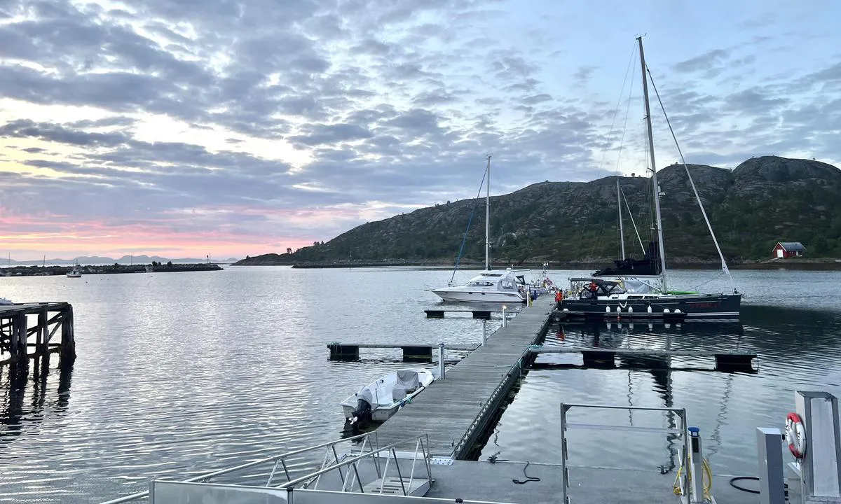 Børøysund Marina: Det er mulig å fortøye langsmed uteliggere lengre inn enn ytterste flytebrygge; god dybde. Litt over 4m der den mørke seilbåten ligger. Per juli 2023 er det tilgjengelig vann.