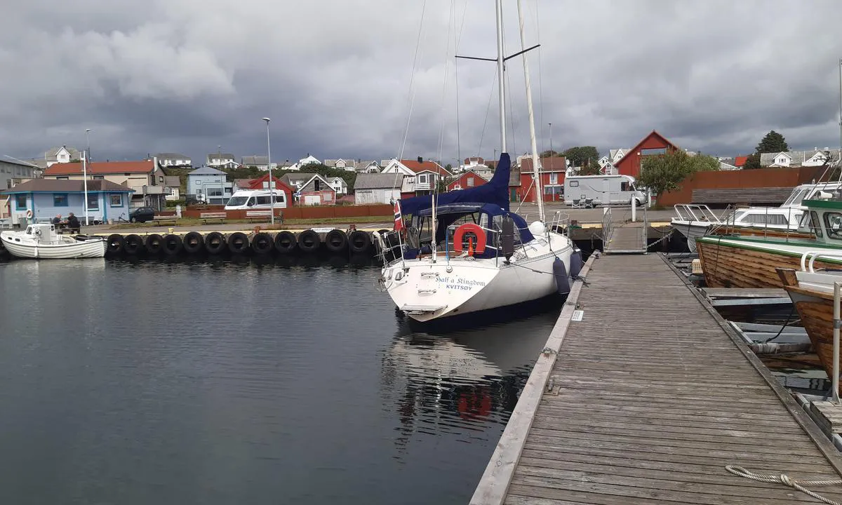 Borshavn Gjestehavn: {"base": "no", "no": "Str\u00f8muttak p\u00e5 land rett ved flytebrygge.", "se": "Eluttag p\u00e5 land precis vid flytbrygga.", "en": "Power outlet on land right by the floating dock.", "da": "Str\u00f8mudtag p\u00e5 land lige ved flydebro.", "fr": "Prise de courant \u00e0 terre juste \u00e0 c\u00f4t\u00e9 du ponton flottant.", "de": "Stromanschluss an Land direkt beim Schwimmsteg.", "es": "Tomas de corriente en tierra, justo al lado del embarcadero flotante.", "it": "Presa di corrente a terra proprio accanto al pontile galleggiante.", "pt": "Tomada de corrente em terra, ao lado do cais flutuante.", "nl": "Stroomaansluiting op het land direct bij de drijvende steiger.", "pl": "Gniazdo sieciowe na l\u0105dzie tu\u017c przy p\u0142ywaj\u0105cym pomo\u015bcie.", "uk": "\u0420\u043e\u0437\u0435\u0442\u043a\u0430 \u043d\u0430 \u0441\u0443\u0448\u0456 \u043f\u0440\u044f\u043c\u043e \u0431\u0456\u043b\u044f \u043f\u043b\u0430\u0432\u0443\u0447\u043e\u0433\u043e \u043f\u0440\u0438\u0447\u0430\u043b\u0443.", "ro": "Conectare la curent pe uscat chiar l\u00e2ng\u0103 ponton.", "tr": "U\u00e7ak iskelesinin hemen yan\u0131nda karada priz.", "el": "\u03a0\u03b1\u03c1\u03bf\u03c7\u03ae \u03c1\u03b5\u03cd\u03bc\u03b1\u03c4\u03bf\u03c2 \u03c3\u03c4\u03b7\u03bd \u03be\u03b7\u03c1\u03ac \u03b1\u03ba\u03c1\u03b9\u03b2\u03ce\u03c2 \u03b4\u03af\u03c0\u03bb\u03b1 \u03c3\u03c4\u03bf\u03bd \u03c0\u03bb\u03c9\u03c4\u03cc \u03bc\u03cc\u03bb\u03bf.", "cs": "Elektrick\u00e9 p\u0159\u00edpojky na b\u0159ehu p\u0159\u00edmo u plovouc\u00edho mola.", "hu": "\u00c1ramcsatlakoz\u00f3 a v\u00edzen \u00fasz\u00f3 st\u00e9gn\u00e9l.", "fi": "S\u00e4hk\u00f6pistorasia maalla aivan kelluvan laiturin vieress\u00e4.", "bg": "\u0415\u043b\u0435\u043a\u0442\u0440\u0438\u0447\u0435\u0441\u043a\u0438 \u043a\u043e\u043d\u0442\u0430\u043a\u0442\u0438 \u043d\u0430 \u0441\u0443\u0448\u0430\u0442\u0430 \u0442\u043e\u0447\u043d\u043e \u0434\u043e \u043f\u043b\u0430\u0432\u0430\u0449\u043e\u0442\u043e \u043f\u0440\u0438\u0441\u0442\u0430\u043d\u0438\u0449\u0435.", "sr": "Priklju\u010dak za struju na obali odmah pored plutaju\u0107eg pristani\u0161ta.", "et": "Maapealne voolu\u00fchendus otse ujuvkai k\u00f5rval.", "lv": "Sauszemes elektro piesl\u0113gvieta tie\u0161i pie peldo\u0161\u0101 pontona.", "lt": "Elektra i\u0161 kranto tiesiai prie pl\u016bduriuojan\u010dios prieplaukos."}