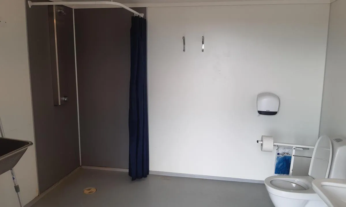 Borshavn Gjestehavn: {"base": "no", "no": "HC toalett med dusj, utslagsvask og servant. Litt slitt, men rent.", "se": "HC-toalett med dusch, utslagsvask och handfat. Lite slitet, men rent.", "en": "HC toilet with shower, disposal sink, and washbasin. A bit worn, but clean.", "da": "HC-toilet med bruser, skyllevask og h\u00e5ndvask. Lidt slidte, men rene.", "fr": "WC PMR avec douche, \u00e9vier de vidage et lavabo. Un peu us\u00e9, mais propre.", "de": "HC-Toilette mit Dusche, Ausgussbecken und Waschbecken. Etwas abgenutzt, aber sauber.", "es": "WC para discapacitados con ducha, fregadero de desag\u00fce y lavabo. Un poco desgastado, pero limpio.", "it": "Bagno per persone con disabilit\u00e0 con doccia, lavandino e lavabo. Un po' usurato, ma pulito.", "pt": "Sanit\u00e1rio HC com chuveiro, pia e lavat\u00f3rio. Um pouco desgastado, mas limpo.", "nl": "HC toilet met douche, vuilwaterafvoer en wastafel. Een beetje versleten, maar schoon.", "pl": "HC toaleta z prysznicem, zlewem do p\u0142ukania i umywalk\u0105. Troch\u0119 zu\u017cyta, ale czysta.", "uk": "HC \u0442\u0443\u0430\u043b\u0435\u0442 \u0437 \u0434\u0443\u0448\u0435\u043c, \u0437\u043b\u0438\u0432\u043d\u043e\u044e \u0440\u0430\u043a\u043e\u0432\u0438\u043d\u043e\u044e \u0442\u0430 \u0443\u043c\u0438\u0432\u0430\u043b\u044c\u043d\u0438\u043a\u043e\u043c. \u0422\u0440\u043e\u0445\u0438 \u0437\u043d\u043e\u0448\u0435\u043d\u0438\u0439, \u0430\u043b\u0435 \u0447\u0438\u0441\u0442\u0438\u0439.", "ro": "Toalet\u0103 HC cu du\u0219, chiuvet\u0103 de evacuare \u0219i lavoar. Pu\u021bin uzat, dar curat.", "tr": "HC tuvaleti du\u015f, lavabo ve el y\u0131kama lavabosu ile donat\u0131lm\u0131\u015ft\u0131r. Biraz y\u0131pranm\u0131\u015f, ama temiz.", "el": "\u03a4\u03bf\u03c5\u03b1\u03bb\u03ad\u03c4\u03b1 HC \u03bc\u03b5 \u03bd\u03c4\u03bf\u03c5\u03c2, \u03bd\u03b9\u03c0\u03c4\u03ae\u03c1\u03b1 \u03ba\u03b1\u03b9 \u03bb\u03b5\u03ba\u03ac\u03bd\u03b7. \u039b\u03af\u03b3\u03bf \u03c6\u03b8\u03b1\u03c1\u03bc\u03ad\u03bd\u03b1, \u03b1\u03bb\u03bb\u03ac \u03ba\u03b1\u03b8\u03b1\u03c1\u03ac.", "cs": "WC pro t\u011blesn\u011b posti\u017een\u00e9 se sprchou, v\u00fdlevkou a umyvadlem. Trochu opot\u0159ebovan\u00fd, ale \u010dist\u00fd.", "hu": "HC WC zuhanyz\u00f3val, ki\u00f6nt\u0151 mosd\u00f3val \u00e9s mosd\u00f3kagyl\u00f3val. Kiss\u00e9 kopott, de tiszta.", "fi": "HC-wc suihkulla, alusallas ja pesuallas. Hiukan kulunut, mutta siisti.", "bg": "HC \u0442\u043e\u0430\u043b\u0435\u0442\u043d\u0430 \u0441 \u0434\u0443\u0448, \u043c\u0438\u0432\u043a\u0430 \u0437\u0430 \u043e\u0442\u043f\u0430\u0434\u043d\u0438 \u0432\u043e\u0434\u0438 \u0438 \u0443\u043c\u0438\u0432\u0430\u043b\u043d\u0438\u043a. \u041c\u0430\u043b\u043a\u043e \u0438\u0437\u043d\u043e\u0441\u0435\u043d\u0430, \u043d\u043e \u0447\u0438\u0441\u0442\u0430.", "sr": "HC toalet sa tu\u0161em, sudoperom i umivaonikom. Pomalo izlizano, ali \u010disto.", "et": "HC tualett du\u0161i, v\u00e4ljap\u00f6\u00f6risvanni ja kraanikausiga. Veidi kulunud, aga puhas.", "lv": "HC tualete ar du\u0161u, izlietni un mazg\u0101\u0161anas ier\u012bci. Nedaudz nolietots, bet t\u012brs.", "lt": "HC tualetas su du\u0161u, plautuve ir kriaukle. Truput\u012f nusid\u0117v\u0117j\u0119s, bet \u0161varus."}