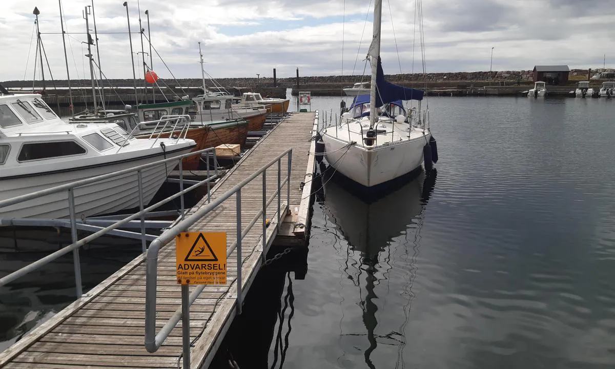 Borshavn Gjestehavn: {"base": "no", "no": "Minimum 2,5 m dybde ved flytekai.", "se": "Minimum 2,5 m djup vid flytbrygga.", "en": "Minimum 2.5 m depth at floating dock.", "da": "Minimum 2,5 m dybde ved flydebro.", "fr": "Profondeur minimale de 2,5 m \u00e0 la jet\u00e9e flottante.", "de": "Mindestens 2,5 m Tiefe an der Schwimmsteganlage.", "es": "M\u00ednimo 2,5 m de profundidad en el muelle flotante.", "it": "Profondit\u00e0 minima di 2,5 m presso il pontile galleggiante.", "pt": "M\u00ednimo de 2,5 m de profundidade no cais flutuante.", "nl": "Minimaal 2,5 m diepte bij de drijfsteiger.", "pl": "Minimalna g\u0142\u0119boko\u015b\u0107 2,5 m przy p\u0142ywaj\u0105cym nabrze\u017cu.", "uk": "\u041c\u0456\u043d\u0456\u043c\u0430\u043b\u044c\u043d\u0430 \u0433\u043b\u0438\u0431\u0438\u043d\u0430 2,5 \u043c \u0431\u0456\u043b\u044f \u043f\u043b\u0430\u0432\u0443\u0447\u043e\u0433\u043e \u043f\u0440\u0438\u0447\u0430\u043b\u0443.", "ro": "Minimum 2,5 m ad\u00e2ncime la docul plutitor.", "tr": "Minimum 2,5 m derinlikte y\u00fczer iskele.", "el": "\u0395\u03bb\u03ac\u03c7\u03b9\u03c3\u03c4\u03bf \u03b2\u03ac\u03b8\u03bf\u03c2 2,5 \u03bc. \u03c3\u03c4\u03b7 \u03c0\u03bb\u03c9\u03c4\u03ae \u03c0\u03c1\u03bf\u03b2\u03bb\u03ae\u03c4\u03b1.", "cs": "Minim\u00e1ln\u00ed hloubka 2,5 m u plovouc\u00edho mola.", "hu": "Minimum 2,5 m m\u00e9lys\u00e9g az \u00fasz\u00f3m\u00f3l\u00f3n\u00e1l.", "fi": "V\u00e4hint\u00e4\u00e4n 2,5 m syvyytt\u00e4 kelluvassa laiturissa.", "bg": "\u041c\u0438\u043d\u0438\u043c\u0443\u043c 2,5 \u043c \u0434\u044a\u043b\u0431\u043e\u0447\u0438\u043d\u0430 \u043f\u0440\u0438 \u043f\u043b\u0430\u0432\u0430\u0449\u043e\u0442\u043e \u043a\u0435\u0439\u043e\u0432\u043e \u0441\u044a\u043e\u0440\u044a\u0436\u0435\u043d\u0438\u0435.", "sr": "Minimalna dubina od 2,5 m kod plutaju\u0107eg pristani\u0161ta.", "et": "Minimaalne s\u00fcgavus ujukkail 2,5 m.", "lv": "Minim\u0101lais dzi\u013cums pie peldo\u0161\u0101 pontona 2,5 m.", "lt": "Minimali gylis prie pl\u016bduriuojan\u010dio prieplaukos - 2,5 m."}