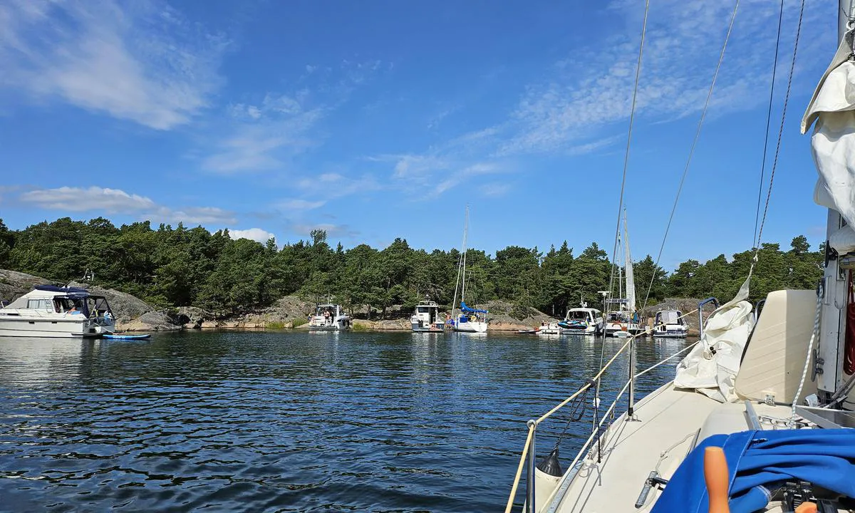 Böteskobben: {"base": "se", "no": "Fort\u00f8yning i klippene p\u00e5 alle 3 sidene av havnen. Vi t\u00f8yde seilb\u00e5t med 1,3m dybde rett frem mot de sm\u00e5 steinene.", "se": "F\u00f6rt\u00f6jning i klipporna p\u00e5 alla 3 sidorna av hamnen. Vi t\u00f6jde segelb\u00e5t med 1,3m djup rakt fram mot de sm\u00e5 stenorna.", "en": "Mooring at the cliffs on all three sides of the harbor. We berthed the sailboat with 1.3m draft directly towards the small stones.", "da": "Fort\u00f8jning ved klipperne p\u00e5 alle 3 sider af havnen. Vi fort\u00f8jede sejlb\u00e5d med 1,3m dybde lige ud for de sm\u00e5 sten."}