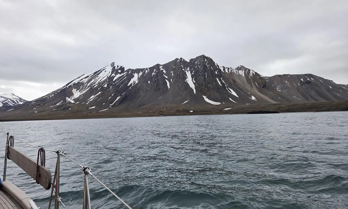 Bourbonhamna: {"base": "no", "no": "Mer fra nord", "se": "Mer fr\u00e5n norr", "en": "More from the north", "da": "Mere fra nord", "fr": "Mer du nord", "de": "Mehr aus Norden", "es": "M\u00e1s desde el norte", "it": "Pi\u00f9 dal nord", "pt": "Mais do norte", "nl": "Meer vanuit het noorden", "pl": "Wi\u0119cej z p\u00f3\u0142nocy", "uk": "\u0411\u0456\u043b\u044c\u0448\u0435 \u0437 \u043f\u0456\u0432\u043d\u043e\u0447\u0456", "ro": "Mai mult din nord", "tr": "Kuzeyden Daha Fazlas\u0131", "el": "\u03a0\u03b5\u03c1\u03b9\u03c3\u03c3\u03cc\u03c4\u03b5\u03c1\u03b1 \u03b1\u03c0\u03cc \u03b2\u03bf\u03c1\u03c1\u03ac", "cs": "V\u00edce ze severu", "hu": "T\u00f6bb \u00e9szakr\u00f3l", "fi": "Merta pohjoisesta", "bg": "\u041f\u043e\u0432\u0435\u0447\u0435 \u043e\u0442 \u0441\u0435\u0432\u0435\u0440", "sr": "Vi\u0161e sa severa", "et": "Meri p\u00f5hjast", "lv": "Zieme\u013cu vair\u0101k", "lt": "Daugiau i\u0161 \u0161iaur\u0117s"}