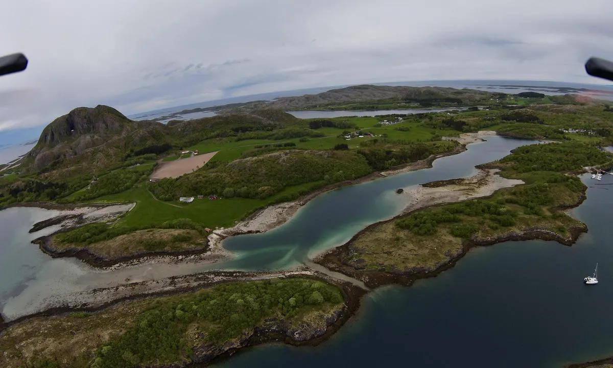Brakholmen: {"base": "en", "no": "Ser s\u00f8rover mot Torghatten.", "se": "Tittar s\u00f6derut mot Torghatten.", "en": "Looking south at Torghatten.", "da": "Udsigt sydp\u00e5 mod Torghatten.", "fr": "Regard vers le sud \u00e0 Torghatten.", "de": "Blick nach S\u00fcden Richtung Torghatten.", "es": "Mirando hacia el sur en Torghatten.", "it": "Guardando a sud verso Torghatten.", "pt": "Olhando para o sul em Torghatten.", "nl": "Kijken naar het zuiden bij Torghatten.", "pl": "Patrz\u0105c na po\u0142udnie w kierunku Torghatten.", "uk": "\u0414\u0438\u0432\u043b\u044f\u0447\u0438\u0441\u044c \u043d\u0430 \u043f\u0456\u0432\u0434\u0435\u043d\u044c \u043d\u0430 \u0422\u0443\u0440\u0433\u0445\u0430\u0442\u0442\u0435\u043d.", "ro": "Privind spre sud c\u0103tre Torghatten.", "tr": "Torghatten'e g\u00fcneyden bak\u0131\u015f.", "el": "\u039a\u03bf\u03b9\u03c4\u03ac\u03b6\u03bf\u03bd\u03c4\u03b1\u03c2 \u03bd\u03cc\u03c4\u03b9\u03b1 \u03c0\u03c1\u03bf\u03c2 \u03c4\u03bf Torghatten.", "cs": "Pohled na jih na Torghatten.", "hu": "D\u00e9lre tekintve a Torghatten fel\u00e9.", "fi": "Katsellen etel\u00e4\u00e4n kohden Torghattenia.", "bg": "\u0413\u043b\u0435\u0434\u043a\u0430 \u043d\u0430 \u044e\u0433 \u043a\u044a\u043c \u0422\u043e\u0440\u0433\u0445\u0430\u0442\u0435\u043d.", "sr": "Gledaju\u0107i ka jugu prema Torghattenskom.", "et": "Vaade l\u00f5unasse Torghatteni suunas.", "lv": "Skatoties uz dienvidiem uz Torghatten.", "lt": "\u017di\u016brint \u012f pietus \u012f Torghatten."}