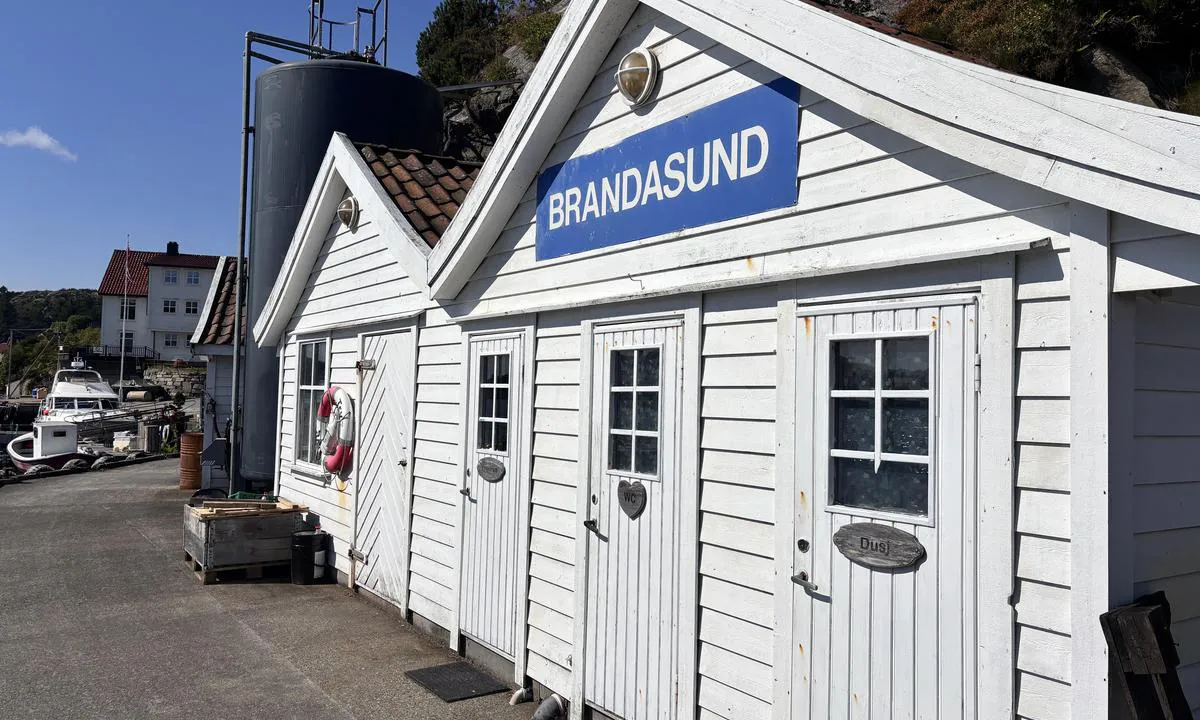 Brandasund: {"base": "no", "no": "Sanit\u00e6rbygg", "se": "Sanitetsbyggnad", "en": "Sanitation Building", "da": "Sanitetsbygning", "fr": "B\u00e2timent sanitaire", "de": "Sanit\u00e4ranlagen", "es": "Edificio sanitario", "it": "Edificio sanitario", "pt": "Edif\u00edcio sanit\u00e1rio", "nl": "Sanitairgebouw", "pl": "Budynek sanitarny", "uk": "\u0421\u0430\u043d\u0456\u0442\u0430\u0440\u043d\u0430 \u0431\u0443\u0434\u0456\u0432\u043b\u044f", "ro": "Cl\u0103dire de igienizare", "tr": "Tuvalet tesisleri", "el": "\u039a\u03c4\u03af\u03c1\u03b9\u03bf \u03c5\u03b3\u03b9\u03b5\u03b9\u03bd\u03ae\u03c2", "cs": "Sanit\u00e1rn\u00ed budova", "hu": "Vizesblokk", "fi": "Saniteettitilat", "bg": "\u0421\u0430\u043d\u0438\u0442\u0430\u0440\u043d\u0430 \u0441\u0433\u0440\u0430\u0434\u0430", "sr": "\u0421\u0430\u043d\u0438\u0442\u0430\u0440\u043d\u0430 \u0437\u0433\u0440\u0430\u0434\u0430", "et": "Sanitaarhoone", "lv": "Sanit\u0101rais \u0113kas", "lt": "Sanitarinis pastatas"}