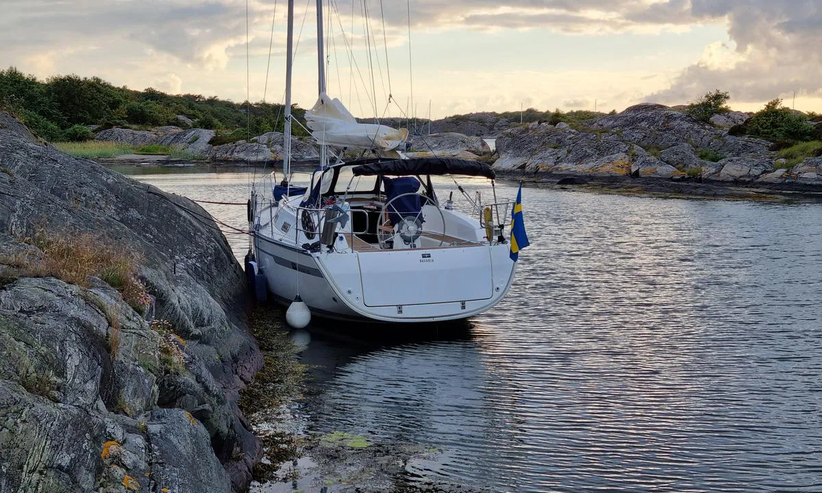 Brände holme - Instön: Längst in syns sandstranden. Ej skyddad från svallvågor från farleden, men gott vindskydd från sydliga och västliga vindar.