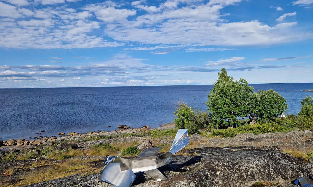 Brändöskär: Arriving is eased by two alignments done with white triangle and lateral buoys that were not present on my charts (updated June 2025).