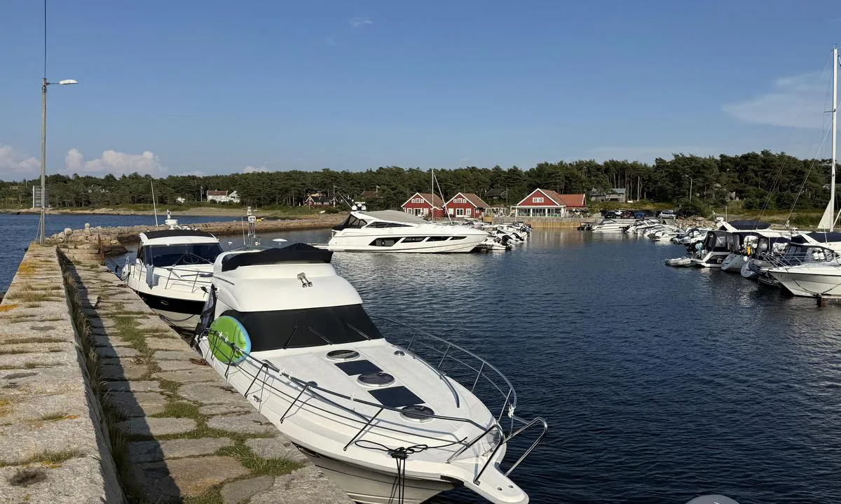 Brattestø: {"base": "no", "no": "Longside plasser ytterst godt beskyttet bak moloen. Lenger inn er det veldig grunt under 1m s\u00e5 der m\u00e5 man ligge med baug inn. \r\nSj\u00f8siden bar med egen gjestebrygge i r\u00f8dt bygg i bakgrunnen.", "se": "Longside platser l\u00e4ngst ut v\u00e4l skyddade bakom piren. L\u00e4ngre in \u00e4r det v\u00e4ldigt grunt under 1m s\u00e5 d\u00e4r m\u00e5ste man ligga med f\u00f6ren in.<br>Sj\u00f6sidan bar med egen g\u00e4stbrygga i r\u00f6tt hus i bakgrunden.", "en": "Longside places on the outer part well protected behind the breakwater. Further in, it is very shallow, under 1m, so one must dock bow inwards there. The seaside bar has its own guest pier with a red building in the background.", "da": "Langsidepladser yderst godt beskyttede bag molen. L\u00e6ngere inde er det meget lavvandet under 1 m, s\u00e5 der m\u00e5 man ligge med st\u00e6vnen ind.\nS\u00f8siden bar med egen g\u00e6stebro i r\u00f8dt bygning i baggrunden.", "fr": "Les places de long-c\u00f4t\u00e9 \u00e0 l'ext\u00e9rieur sont bien prot\u00e9g\u00e9es derri\u00e8re la digue. Plus \u00e0 l'int\u00e9rieur, il y a tr\u00e8s peu de fond, moins de 1m, donc il faut s'amarrer avec l'\u00e9trave en premier. Le bar c\u00f4t\u00e9 mer avec un quai pour les invit\u00e9s, le b\u00e2timent rouge en arri\u00e8re-plan.", "de": "L\u00e4ngsseits Liegepl\u00e4tze sind am \u00e4u\u00dferen Ende gut durch die Mole gesch\u00fctzt. Weiter innen ist es sehr flach, unter 1 m, sodass man mit dem Bug hinein liegen muss.<br>Sj\u00f8siden-Bar mit eigenem G\u00e4stesteg im roten Geb\u00e4ude im Hintergrund.", "es": "Plazas de amarre a lo largo muy bien protegidas detr\u00e1s del rompeolas. M\u00e1s adentro es muy poco profundo, menos de 1 metro, as\u00ed que all\u00ed debes atracar con la proa hacia adelante. En la zona mar\u00edtima, bar con un muelle de visitantes propio en el edificio rojo en el fondo.", "it": "Ormeggi di fianco ben protetti dal molo. Pi\u00f9 all'interno \u00e8 molto poco profondo, meno di 1m, quindi bisogna ormeggiare con la prua verso l'interno.\nIl bar sul mare ha un proprio pontile per visitatori, con un edificio rosso sullo sfondo.", "pt": "Lugares de amarra\u00e7\u00e3o no lado longo bem protegidos atr\u00e1s do molhe. Mais para dentro, \u00e9 muito raso, menos de 1m, ent\u00e3o deve-se ancorar com a proa voltada para dentro. Bar do mar\u00edtimo com seu pr\u00f3prio cais para h\u00f3spedes em um edif\u00edcio vermelho ao fundo.", "nl": "Langszij plaatsen aan de buitenkant goed beschermd achter de golfbreker. Verder naar binnen is het erg ondiep onder 1m, dus daar moet men met de boeg naar binnen liggen.<br>Sj\u00f8siden bar met eigen gastensteiger in het rode gebouw op de achtergrond.", "pl": "Miejsca przy kei na skraju dobrze chronione za mol\u0105. Dalej w g\u0142\u0105b jest bardzo p\u0142ytko, poni\u017cej 1 m, dlatego nale\u017cy cumowa\u0107 z dziobem do brzegu. Po stronie morskiej bar z w\u0142asnym pomostem dla go\u015bci w czerwonym budynku w tle.", "uk": "\u041c\u0456\u0441\u0446\u044f \u0443\u0437\u0434\u043e\u0432\u0436 \u043a\u0440\u0430\u044e \u0434\u043e\u0431\u0440\u0435 \u0437\u0430\u0445\u0438\u0449\u0435\u043d\u0456 \u0437\u0430 \u0445\u0432\u0438\u043b\u0435\u0440\u0456\u0437\u043e\u043c. \u0414\u0430\u043b\u0456 \u0432\u0441\u0435\u0440\u0435\u0434\u0438\u043d\u0443 \u0434\u0443\u0436\u0435 \u043c\u0456\u043b\u043a\u043e, \u043c\u0435\u043d\u0448\u0435 \u043d\u0456\u0436 1 \u043c, \u0442\u043e\u043c\u0443 \u0442\u0430\u043c \u0442\u0440\u0435\u0431\u0430 \u0441\u0442\u043e\u044f\u0442\u0438 \u043d\u043e\u0441\u043e\u043c \u0432\u043f\u0435\u0440\u0435\u0434.<br> \u0411\u0430\u0440 \u0437\u0456 \u0441\u0442\u043e\u0440\u043e\u043d\u0438 \u043c\u043e\u0440\u044f \u043c\u0430\u0454 \u0432\u043b\u0430\u0441\u043d\u0438\u0439 \u0433\u043e\u0441\u0442\u0438\u043d\u043d\u0438\u0439 \u043f\u0456\u0440\u0441 \u0443 \u0447\u0435\u0440\u0432\u043e\u043d\u0456\u0439 \u0431\u0443\u0434\u0456\u0432\u043b\u0456 \u043d\u0430 \u0437\u0430\u0434\u043d\u044c\u043e\u043c\u0443 \u043f\u043b\u0430\u043d\u0456.", "ro": "Locuri de acostare lungi bine protejate \u00een spatele digului. Mai departe \u00een\u0103untru este foarte mic\u0103 ad\u00e2ncimea sub 1m, astfel c\u0103 trebuie s\u0103 sta\u021bi cu prova \u00een\u0103untru.<br>Sjosiden bar cu propriul ponton pentru oaspe\u021bi \u00een cl\u0103direa ro\u0219ie din fundal.", "tr": "Dalgak\u0131ran\u0131n arkas\u0131nda iyi korunmu\u015f uzunlamas\u0131na yerler. Daha i\u00e7eride su \u00e7ok s\u0131\u011f, 1 metrenin alt\u0131nda, bu y\u00fczden pruvay\u0131 i\u00e7eri do\u011fru y\u00f6nlendirmek gerekiyor. Arka planda k\u0131rm\u0131z\u0131 bir bina olan Sj\u00f8siden bar\u0131, kendi misafir iskelesiyle.", "el": "\u0388\u03be\u03c9, \u03ba\u03b1\u03c4\u03ac \u03bc\u03ae\u03ba\u03bf\u03c2 \u03c0\u03bb\u03b1\u03ba\u03ac\u03b4\u03c9\u03bd \u03c0\u03c1\u03bf\u03c3\u03c4\u03b1\u03c4\u03b5\u03c5\u03bc\u03ad\u03bd\u03c9\u03bd \u03ba\u03b1\u03bb\u03ac \u03c0\u03af\u03c3\u03c9 \u03b1\u03c0\u03cc \u03c4\u03bf \u03bc\u03cc\u03bb\u03bf. \u03a0\u03b9\u03bf \u03bc\u03ad\u03c3\u03b1, \u03b5\u03af\u03bd\u03b1\u03b9 \u03c0\u03bf\u03bb\u03cd \u03c1\u03b7\u03c7\u03cc \u03ba\u03ac\u03c4\u03c9 \u03b1\u03c0\u03cc 1\u03bc, \u03bf\u03c0\u03cc\u03c4\u03b5 \u03c0\u03c1\u03ad\u03c0\u03b5\u03b9 \u03bd\u03b1 \u03b4\u03ad\u03c3\u03b5\u03c4\u03b5 \u03bc\u03b5 \u03c4\u03b7\u03bd \u03c0\u03bb\u03ce\u03c1\u03b7 \u03c0\u03c1\u03bf\u03c2 \u03c4\u03b1 \u03bc\u03ad\u03c3\u03b1.<br />\u0397 \u03c0\u03bb\u03b5\u03c5\u03c1\u03ac \u03c4\u03b7\u03c2 \u03b8\u03ac\u03bb\u03b1\u03c3\u03c3\u03b1\u03c2 \u03ad\u03c7\u03b5\u03b9 \u03b4\u03b9\u03ba\u03ae \u03c4\u03b7\u03c2 \u03c0\u03c1\u03bf\u03b2\u03bb\u03ae\u03c4\u03b1 \u03b5\u03c0\u03b9\u03c3\u03ba\u03b5\u03c0\u03c4\u03ce\u03bd \u03bc\u03b5 \u03ba\u03cc\u03ba\u03ba\u03b9\u03bd\u03bf \u03ba\u03c4\u03af\u03c1\u03b9\u03bf \u03c3\u03c4\u03bf \u03c0\u03b1\u03c1\u03b1\u03c3\u03ba\u03ae\u03bd\u03b9\u03bf.", "cs": "Dlouh\u00e9 st\u00e1n\u00ed na vn\u011bj\u0161\u00ed stran\u011b dob\u0159e chr\u00e1n\u011bn\u00e9 za molom. D\u00e1le uvnit\u0159 je velmi m\u011blk\u00fd pod 1 m, tak\u017ee je t\u0159eba st\u00e1t s p\u0159\u00edd\u00ed dovnit\u0159. Pob\u0159e\u017en\u00ed bar s vlastn\u00ed n\u00e1v\u0161t\u011bvnickou p\u0159\u00edstavbou v \u010derven\u00e9 budov\u011b v pozad\u00ed.", "hu": "A kik\u00f6t\u0151 k\u00fcls\u0151 r\u00e9sz\u00e9n hosszoldali kik\u00f6t\u0151helyek tal\u00e1lhat\u00f3k, j\u00f3l v\u00e9dve a mol\u00f3 m\u00f6g\u00f6tt. Beljebb nagyon sek\u00e9ly, 1 m\u00e9ter alatti m\u00e9lys\u00e9g, ez\u00e9rt ott orral kell kik\u00f6tni. Tengeri oldalon b\u00e1r saj\u00e1t vend\u00e9gm\u00f3l\u00f3val, a h\u00e1tt\u00e9rben egy piros \u00e9p\u00fclet.", "fi": "Longside-paikat ulkona hyvin suojattu aallonmurtajan takana. Pidemm\u00e4lle sis\u00e4\u00e4np\u00e4in on todella matalaa alle 1m syv\u00e4\u00e4, joten siell\u00e4 t\u00e4ytyy olla keula edell\u00e4.\nMeren puolella oleva baari, jossa on oma vieraslaituri, taustalla punainen rakennus.", "bg": "\u041c\u0435\u0441\u0442\u0430 \u0437\u0430 \u043f\u0440\u0438\u0441\u0442\u0430\u0432\u0430\u043d\u0435 \u0434\u044a\u043b\u0433\u0430\u0437\u0434\u0438 \u043f\u043e\u043a\u0440\u0430\u0439 \u0432\u044a\u0440\u0445\u0430, \u0434\u043e\u0431\u0440\u0435 \u0437\u0430\u0449\u0438\u0442\u0435\u043d\u0438 \u0437\u0430\u0434 \u0432\u044a\u043b\u043d\u043e\u043b\u043e\u043c\u0430. \u041f\u043e-\u043d\u0430\u0432\u044a\u0442\u0440\u0435 \u0435 \u043c\u043d\u043e\u0433\u043e \u043f\u043b\u0438\u0442\u043a\u043e, \u043f\u043e\u0434 1\u043c, \u0442\u0430\u043a\u0430 \u0447\u0435 \u0442\u0430\u043c \u0442\u0440\u044f\u0431\u0432\u0430 \u0434\u0430 \u0441\u0435 \u043f\u0440\u0438\u0441\u0442\u0430\u0432\u044f \u0441 \u043d\u043e\u0441 \u043d\u0430\u043f\u0440\u0435\u0434. \u041c\u043e\u0440\u0441\u043a\u0430\u0442\u0430 \u0441\u0442\u0440\u0430\u043d\u0430 \u0441 \u0431\u0430\u0440 \u0441\u044a\u0441 \u0441\u043e\u0431\u0441\u0442\u0432\u0435\u043d\u0430 \u043f\u0440\u0438\u0441\u0442\u0430\u043d\u0438\u0449\u043d\u0430 \u043b\u0438\u043d\u0438\u044f \u0437\u0430 \u0433\u043e\u0441\u0442\u0438 \u0432 \u0447\u0435\u0440\u0432\u0435\u043d\u0430 \u0441\u0433\u0440\u0430\u0434\u0430 \u043d\u0430 \u0437\u0430\u0434\u0435\u043d \u043f\u043b\u0430\u043d.", "sr": "Du\u017eina mesta spolja dobro za\u0161ti\u0107ena iza mol. Dalje unutra je vrlo plitko ispod 1m, tako da tamo morate biti sa pramcem unutra. Morska strana bar sa sopstvenim gostinjskim molom u crvenoj zgradi u pozadini.", "et": "Kai \u00e4\u00e4res kohad h\u00e4sti kaitstud muuli taga.<br> Sisses\u00f5idul on v\u00e4ga madal alla 1m, seega tuleb ankrusse j\u00e4\u00e4da v\u00f6\u00f6ri niiv\u00f5rd.<br> Mereside baari koos oma k\u00fclalissilla punases hoones taustal.", "lv": "Longside vietas \u0101rpus\u0113 labi aizsarg\u0101tas aiz mola. T\u0101l\u0101k iek\u0161pus\u0113 ir \u013coti sekls zem 1m, t\u0101p\u0113c tur j\u0101st\u0101v ar priek\u0161galu iek\u0161pus\u0113.<br>S\u0101nnomales b\u0101rs ar savu viesu piest\u0101tni sarkan\u0101 \u0113k\u0101 fon\u0101.", "lt": "Longside vietos i\u0161oriniame uoste, gerai apsaugotos u\u017e molo. Toliau \u012f vid\u0173 yra labai seklu, ma\u017eiau nei 1 m gylio, tod\u0117l ten reikia stov\u0117ti priekiniu galu \u012f krant\u0105. J\u016br\u0173 pus\u0117s baras su nuosavu sve\u010di\u0173 prieplauka raudonos spalvos pastate fone."}