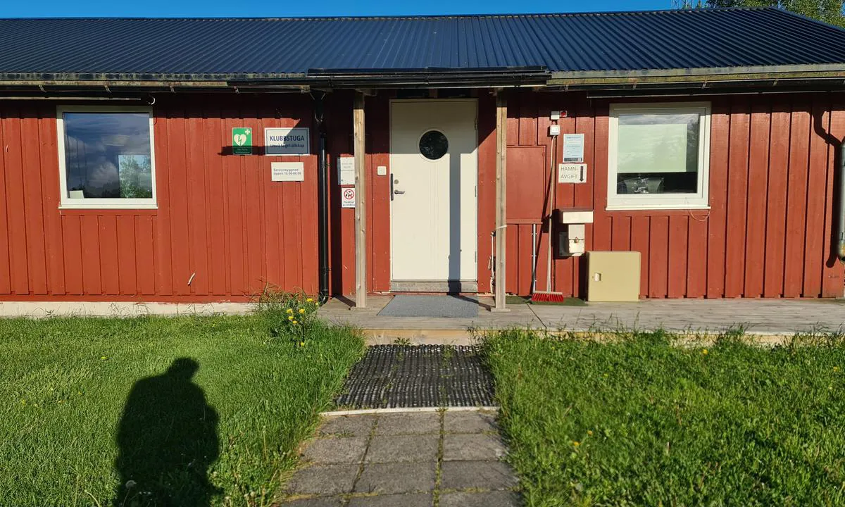 Bredvik: {"base": "en", "no": "Klubbhuset", "se": "Klubbhuset", "en": "The clubhouse", "da": "Klubhus", "fr": "Le club-house", "de": "Das Clubhaus", "es": "La casa del club", "it": "Il clubhouse", "pt": "O clube n\u00e1utico", "nl": "Het clubhuis", "pl": "Klub jachtowy", "uk": "\u041a\u043b\u0443\u0431\u043d\u0438\u0439 \u0434\u0456\u043c", "ro": "Clubul nautic", "tr": "Kul\u00fcp binas\u0131", "el": "\u0397 \u03bb\u03ad\u03c3\u03c7\u03b7", "cs": "Klubovna", "hu": "A klubh\u00e1z", "fi": "Kerhorakennus", "bg": "\u041a\u043b\u0443\u0431\u043d\u0430\u0442\u0430 \u043a\u044a\u0449\u0430", "sr": "Klupska ku\u0107a", "et": "Klubimaja", "lv": "Kluba \u0113ka", "lt": "Klubo namas"}