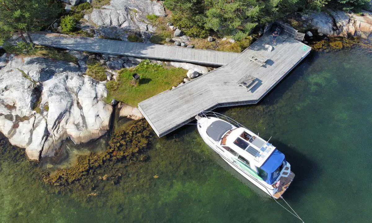 Breibukt: Kommunal brygge.  Ganske grunt inntil brygga.  Tursti herfra til Perleporten