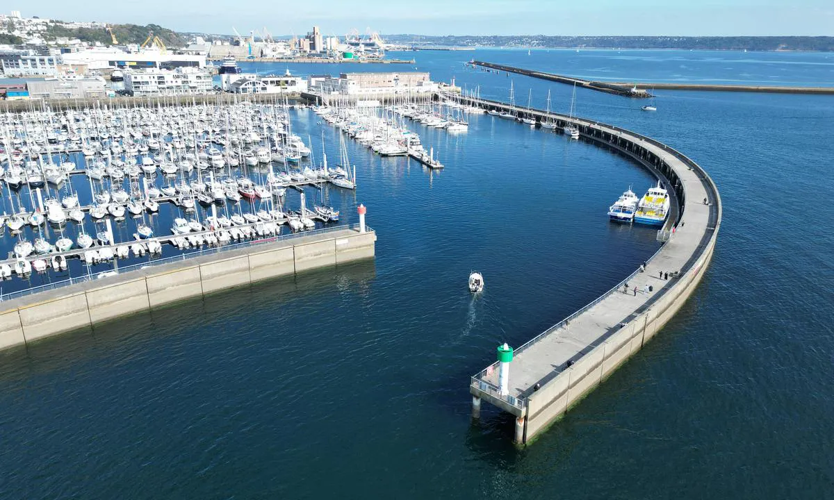 Brest-Marina du Château: {"base": "no", "no": "Gjesteplassar til h\u00f8gre p\u00e5 bildet", "se": "G\u00e4stplatser till h\u00f6ger p\u00e5 bilden", "en": "Guest berths to the right in the picture", "da": "G\u00e6stepladser til h\u00f8jre p\u00e5 billedet", "fr": "Places d'amarrage pour les visiteurs \u00e0 droite sur la photo", "de": "G\u00e4stepl\u00e4tze rechts im Bild", "es": "Plazas para visitantes a la derecha en la imagen", "it": "Posti per ospiti a destra nell'immagine", "pt": "Lugares para visitantes \u00e0 direita na imagem", "nl": "Gastenplekken aan de rechterkant op de afbeelding", "pl": "Miejsca dla go\u015bci po prawej stronie na zdj\u0119ciu", "uk": "\u0413\u043e\u0441\u0442\u044c\u043e\u0432\u0456 \u043c\u0456\u0441\u0446\u044f \u043f\u0440\u0430\u0432\u043e\u0440\u0443\u0447 \u043d\u0430 \u0437\u043e\u0431\u0440\u0430\u0436\u0435\u043d\u043d\u0456", "ro": "Locuri pentru oaspe\u021bi la dreapta \u00een imagine", "tr": "Misafir yerleri <i>sa\u011fda</i> resimde", "el": "\u0398\u03ad\u03c3\u03b5\u03b9\u03c2 \u03b5\u03c0\u03b9\u03c3\u03ba\u03b5\u03c0\u03c4\u03ce\u03bd \u03b4\u03b5\u03be\u03b9\u03ac \u03c3\u03c4\u03b7\u03bd \u03b5\u03b9\u03ba\u03cc\u03bd\u03b1", "cs": "M\u00edsta pro hosty vpravo na obr\u00e1zku", "hu": "Vend\u00e9ghelyek a k\u00e9p jobb oldal\u00e1n", "fi": "Vieraspaikat kuvassa oikealla", "bg": "\u0413\u043e\u0441\u0442\u043e\u0432\u0438 \u043c\u0435\u0441\u0442\u0430 \u0432\u0434\u044f\u0441\u043d\u043e \u043d\u0430 \u0438\u0437\u043e\u0431\u0440\u0430\u0436\u0435\u043d\u0438\u0435\u0442\u043e", "sr": "Gostuju\u0107a mesta desno na slici", "et": "K\u00fclalisplatsid pildi paremal", "lv": "Viesu vietas pa labi att\u0113l\u0101", "lt": "Sve\u010dio vietos de\u0161in\u0117je nuotraukoje"}