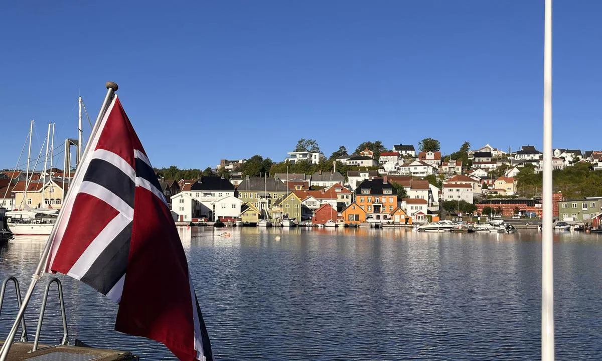 Brevik Gjestehavn: {"base": "no", "no": "Morgensol etter at fronten har passert.", "se": "Morgonsol efter att fronten har passerat.", "en": "Morning sun after the front has passed.", "da": "Morgensol efter at fronten har passeret.", "fr": "Soleil du matin apr\u00e8s le passage du front.", "de": "Morgensonne, nachdem die Front vorbeigezogen ist.", "es": "Sol de la ma\u00f1ana despu\u00e9s de que haya pasado el frente.", "it": "Sole del mattino dopo che il fronte \u00e8 passato.", "pt": "Sol da manh\u00e3 ap\u00f3s a frente ter passado.", "nl": "Ochtendzon nadat het front is gepasseerd.", "pl": "Poranne s\u0142o\u0144ce po przej\u015bciu frontu.", "uk": "\u0420\u0430\u043d\u043d\u044f \u0441\u043e\u043d\u044f\u0447\u043d\u0430 \u043f\u043e\u0433\u043e\u0434\u0430 \u043f\u0456\u0441\u043b\u044f \u043f\u0440\u043e\u0445\u043e\u0434\u0436\u0435\u043d\u043d\u044f \u0444\u0440\u043e\u043d\u0442\u0443.", "ro": "Soare de diminea\u021b\u0103 dup\u0103 ce frontul a trecut.", "tr": "\u00d6n cephe ge\u00e7tikten sonra sabah g\u00fcne\u015fi.", "el": "\u0397\u03bb\u03b9\u03bf\u03c6\u03ac\u03bd\u03b5\u03b9\u03b1 \u03c4\u03bf \u03c0\u03c1\u03c9\u03af \u03bc\u03b5\u03c4\u03ac \u03c4\u03b7 \u03b4\u03b9\u03ad\u03bb\u03b5\u03c5\u03c3\u03b7 \u03c4\u03bf\u03c5 \u03bc\u03b5\u03c4\u03ce\u03c0\u03bf\u03c5.", "cs": "Rann\u00ed slunce pot\u00e9, co fronta pro\u0161la.", "hu": "Reggeli napf\u00e9ny a front \u00e1tvonul\u00e1sa ut\u00e1n.", "fi": "Aamun aurinko, kun rintama on ohittanut.", "bg": "\u0421\u0443\u0442\u0440\u0435\u0448\u043d\u043e \u0441\u043b\u044a\u043d\u0446\u0435 \u0441\u043b\u0435\u0434 \u043f\u0440\u0435\u043c\u0438\u043d\u0430\u0432\u0430\u043d\u0435\u0442\u043e \u043d\u0430 \u0444\u0440\u043e\u043d\u0442\u0430.", "sr": "Jutarnje sunce nakon \u0161to je fronta pro\u0161la.", "et": "Hommikup\u00e4ike p\u00e4rast fronti m\u00f6\u00f6dumist.", "lv": "R\u012bta saule p\u0113c tam, kad fronte ir p\u0101rg\u0101jusi.", "lt": "Rytin\u0117 saul\u0117 po to, kai frontas praeina."}