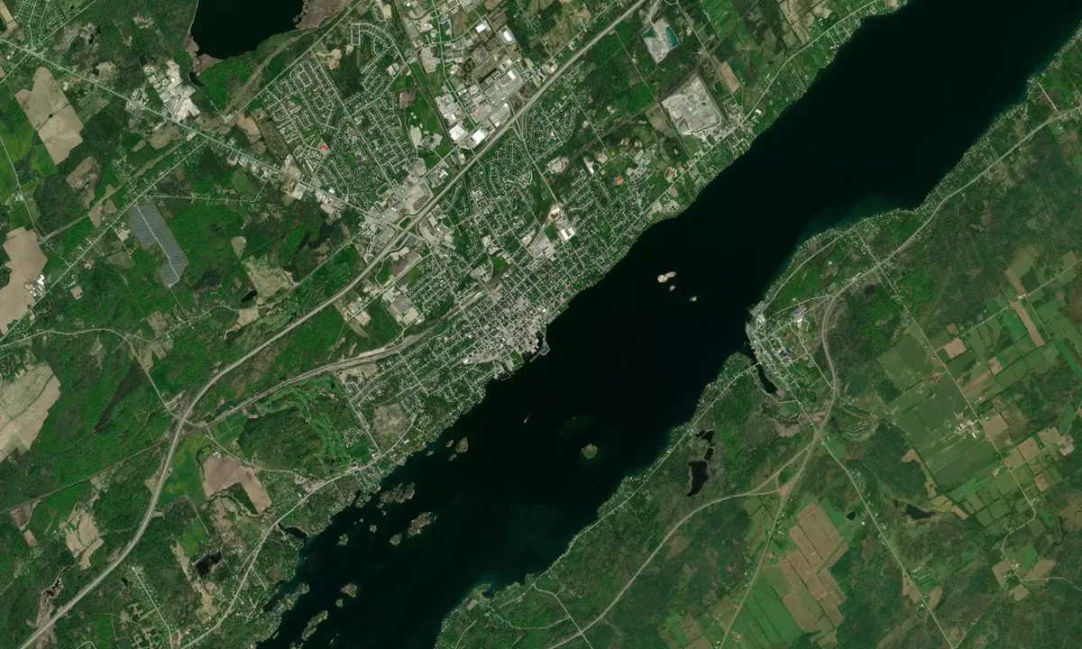 Flyfoto av Brockville Municipal Harbour