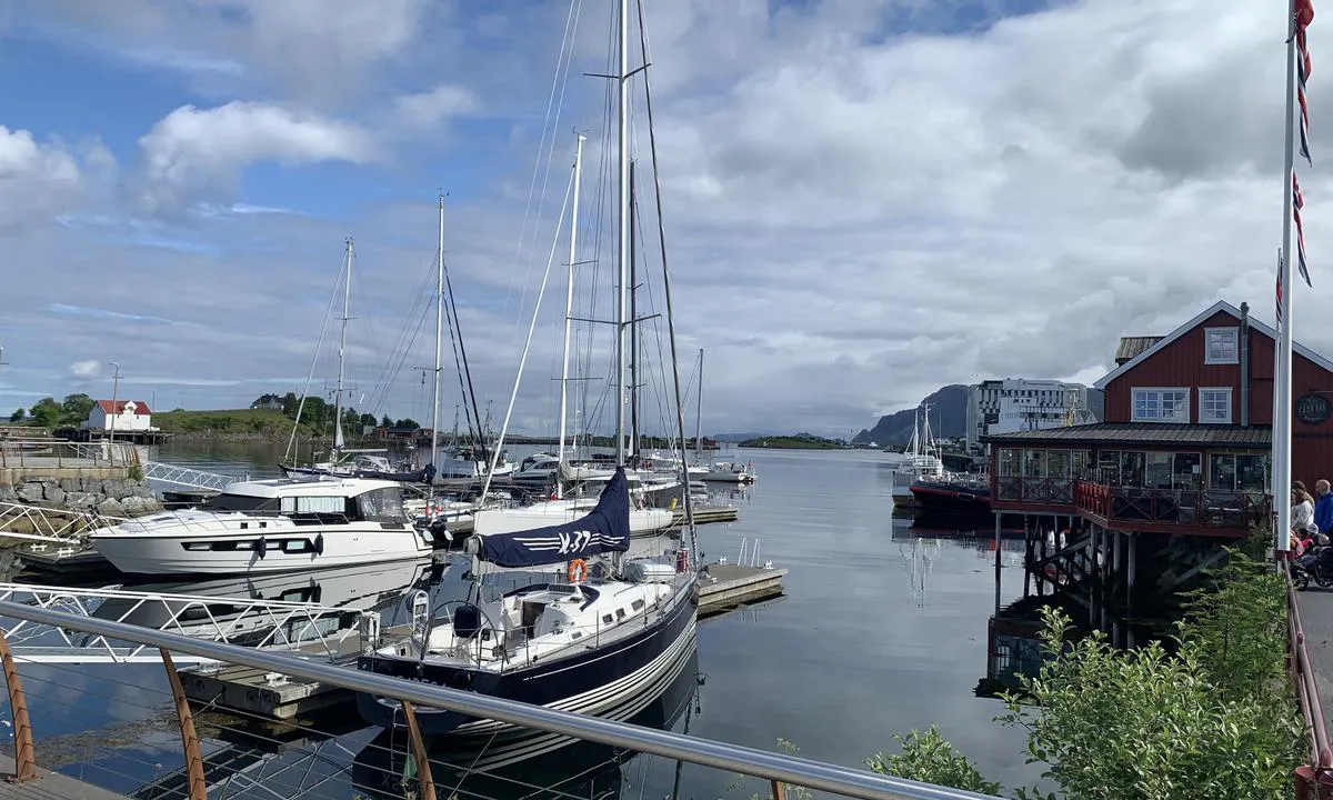 Brønnøysund Gjestehavn: {"base": "no", "no": "God havn med mange plasser longside og i b\u00e5ser.", "se": "Bra hamn med m\u00e5nga platser l\u00e5ngsides och i b\u00e5sar.", "en": "Good harbour with many alongside spots and berths.", "da": "God havn med mange pladser langs kaj og i b\u00e5se.", "fr": "Bon port avec de nombreuses places \u00e0 quai et des emplacements en \u00e9pis.", "de": "Guter Hafen mit vielen Liegepl\u00e4tzen l\u00e4ngsseits und in Boxen.", "es": "Buen puerto con muchos lugares para amarrar de largo y en cabinas.", "it": "Buon porto con molti posti ormeggio accanto e negli stalli.", "pt": "Bom porto com muitos lugares ao longo da lateral e em boxes.", "nl": "Goede haven met veel plaatsen langszij en in boxen.", "pl": "Dobra przysta\u0144 z wieloma miejscami przy nabrze\u017cu i w zatokach.", "uk": "\u0413\u0430\u0440\u043d\u0430 \u0433\u0430\u0432\u0430\u043d\u044c \u0437 \u0431\u0430\u0433\u0430\u0442\u044c\u043c\u0430 \u043c\u0456\u0441\u0446\u044f\u043c\u0438 \u0434\u043b\u044f \u0448\u0432\u0430\u0440\u0442\u0443\u0432\u0430\u043d\u043d\u044f \u043f\u043e\u0440\u0443\u0447 \u0456 \u0432 \u043f\u0440\u0438\u0447\u0430\u043b\u0430\u0445.", "ro": "Port bun cu multe locuri de acostare de-a lungul cheului \u0219i \u00een docuri.", "tr": "Bir\u00e7ok yana\u015fma yeri ve tekne yerleri olan iyi bir liman.", "el": "\u039a\u03b1\u03bb\u03ae \u03bb\u03b9\u03bc\u03ac\u03bd\u03b9 \u03bc\u03b5 \u03c0\u03bf\u03bb\u03bb\u03ad\u03c2 \u03b8\u03ad\u03c3\u03b5\u03b9\u03c2 \u03c0\u03b1\u03c1\u03b1\u03b2\u03bf\u03bb\u03ae\u03c2 \u03ba\u03b1\u03b9 \u03c3\u03b5 \u03b5\u03c3\u03bf\u03c7\u03ad\u03c2.", "cs": "Dobr\u00e1 p\u0159\u00edstav s mnoha m\u00edsty k bo\u010dn\u00edmu p\u0159ist\u00e1n\u00ed i v boxech.", "hu": "J\u00f3 kik\u00f6t\u0151 sok hosszanti \u00e9s rekeszes hellyel.", "fi": "Hyv\u00e4 satama, jossa on paljon paikkoja rinnakkain ja venepaikkoja.", "bg": "\u0414\u043e\u0431\u0440\u043e \u043f\u0440\u0438\u0441\u0442\u0430\u043d\u0438\u0449\u0435 \u0441 \u043c\u043d\u043e\u0433\u043e \u043c\u0435\u0441\u0442\u0430 \u0437\u0430 \u043b\u0438\u043d\u0435\u0439\u043d\u043e \u043f\u0440\u0438\u0441\u0442\u0430\u0432\u0430\u043d\u0435 \u0438 \u0432 \u0434\u043e\u043a\u043e\u0432\u0435\u0442\u0435.", "sr": "Dobra luka sa mnogo mesta za pristanak i sa boksovima.", "et": "Hea sadam, kus on palju kai\u00e4\u00e4rseid kohti ja paadikohti.", "lv": "Laba osta ar daudz\u0101m viet\u0101m langsaids un piest\u0101tn\u0113s.", "lt": "Gera prieplauka su daugybe viet\u0173 \u0161vartavimuisi prieplaukos i\u0161ilgai ir \u012flankomis."}