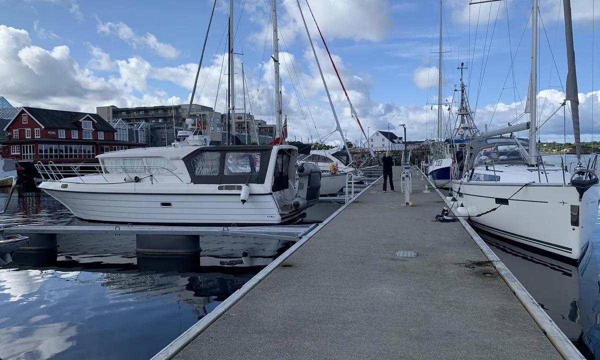Brønnøysund Gjestehavn: {"base": "no", "no": "Solide brygger", "se": "Solida bryggor", "en": "Solid docks", "da": "Solid brygger", "fr": "Quais solides", "de": "Solide Stege", "es": "Muelles s\u00f3lidos", "it": "Pontili solidi", "pt": "<p>Docas s\u00f3lidas</p>", "nl": "Solide steigers", "pl": "Solidne nabrze\u017ca", "uk": "\u0421\u0442\u0456\u0439\u043a\u0456 \u043f\u0440\u0438\u0447\u0430\u043b\u0438", "ro": "Pontoane solide", "tr": "Sa\u011flam iskeleler", "el": "\u03a3\u03c4\u03b5\u03c1\u03b5\u03ad\u03c2 \u03c0\u03c1\u03bf\u03b2\u03bb\u03ae\u03c4\u03b5\u03c2", "cs": "Siln\u00e9 mola", "hu": "Massz\u00edv m\u00f3l\u00f3k", "fi": "Vankat laiturit", "bg": "\u0417\u0434\u0440\u0430\u0432\u0438 \u043a\u0435\u0439\u043e\u0432\u0435", "sr": "\u010cvrsti molovi", "et": "Tugevad kailad", "lv": "Stabili piest\u0101tnes", "lt": "Tvirti prieplaukos"}