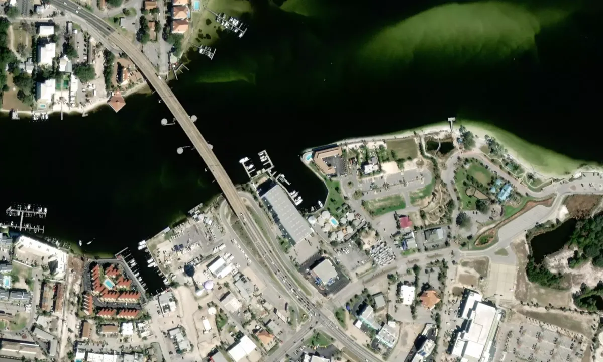 Flyfoto av Brooks Bridge Marina