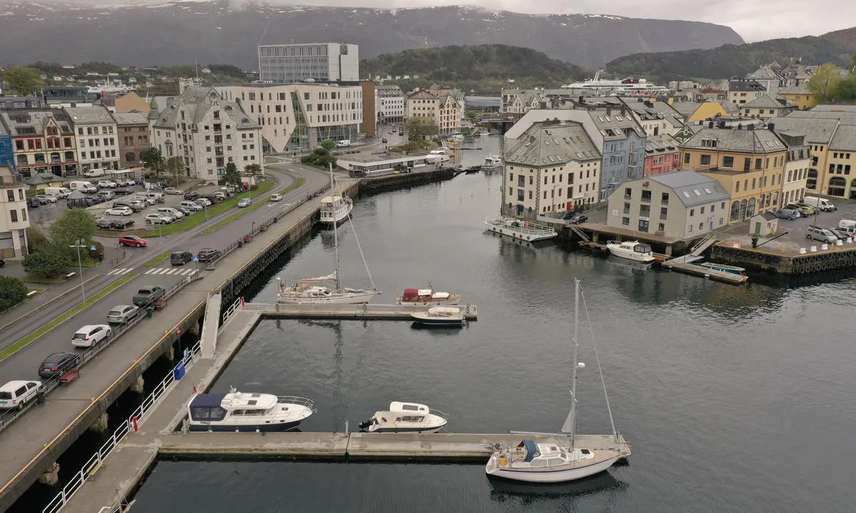 Gjestehavna i Ålesund sett nordfra. Gjestebryggene er de tre nærmeste flytebryggene. Sørover på bildet ser du inn i Brosundet hvor du kan fylle drivstoff. Der borte ligger også servicehuset til gjestehavna.
.