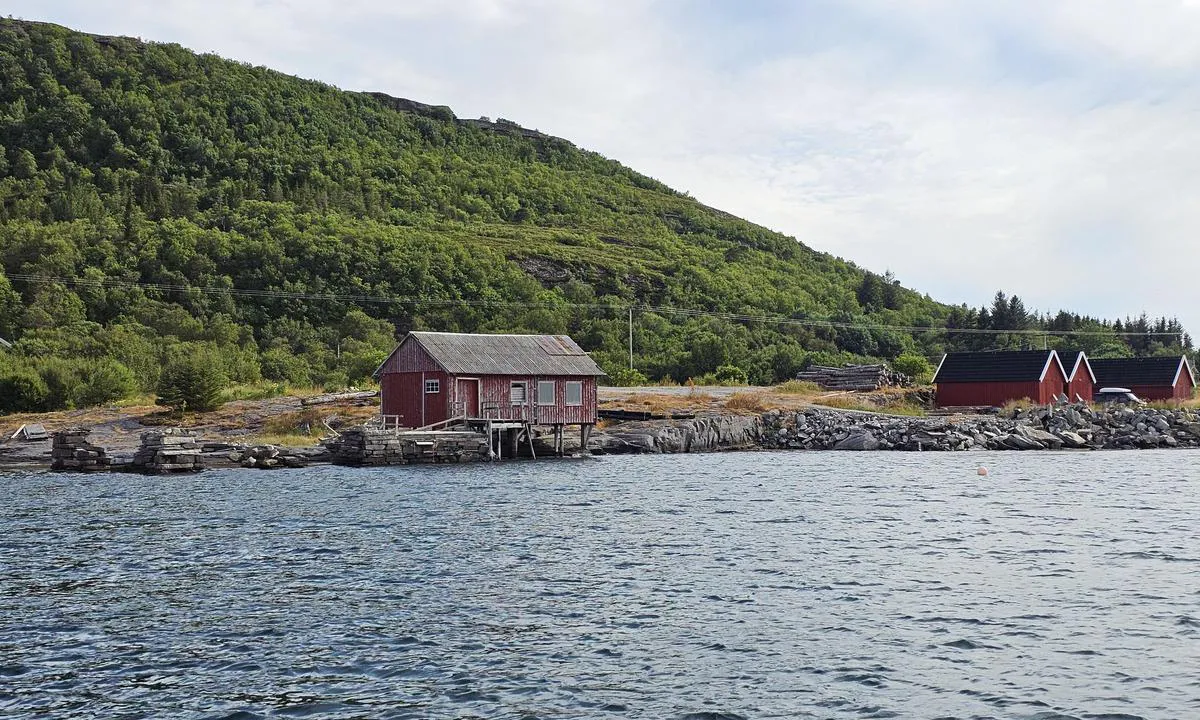 Bryggevika: {"base": "no", "no": "Mot syd fra ankringsplassen.", "se": "Mot s\u00f6der fr\u00e5n ankringsplatsen.", "en": "Towards the south from the anchorage.", "da": "Mod syd fra ankerpladsen.", "fr": "Vers le sud depuis le mouillage.", "de": "Nach S\u00fcden vom Ankerplatz.", "es": "Hacia el sur desde el \u00e1rea de fondeo.", "it": "Verso sud dall'area di ancoraggio.", "pt": "Ao sul do ponto de ancoragem.", "nl": "Naar het zuiden vanaf de ankerplaats.", "pl": "Na po\u0142udnie od kotwicowiska.", "uk": "\u041d\u0430 \u043f\u0456\u0432\u0434\u0435\u043d\u044c \u0432\u0456\u0434 \u044f\u043a\u043e\u0440\u044f.", "ro": "Spre sud de locul de ancorare.", "tr": "Demirleme alan\u0131ndan g\u00fcneye do\u011fru.", "el": "\u03a0\u03c1\u03bf\u03c2 \u03bd\u03cc\u03c4\u03bf \u03b1\u03c0\u03cc \u03c4\u03bf\u03bd \u03b1\u03b3\u03ba\u03c5\u03c1\u03bf\u03b2\u03cc\u03bb\u03b9\u03bf.", "cs": "Na jih od kotvi\u0161t\u011b.", "hu": "D\u00e9l fel\u00e9 a horgonyz\u00f3helyt\u0151l.", "fi": "Etel\u00e4\u00e4n ankkuripaikalta.", "bg": "\u041d\u0430 \u044e\u0433 \u043e\u0442 \u043a\u043e\u0442\u0432\u0435\u043d\u0430\u0442\u0430 \u0437\u043e\u043d\u0430.", "sr": "Ju\u017eno od sidri\u0161ta.", "et": "L\u00f5una poole ankrukohast.", "lv": "Uz dienvidiem no enkuro\u0161an\u0101s vietas.", "lt": "\u012e pietus nuo inkaravimo vietos."}