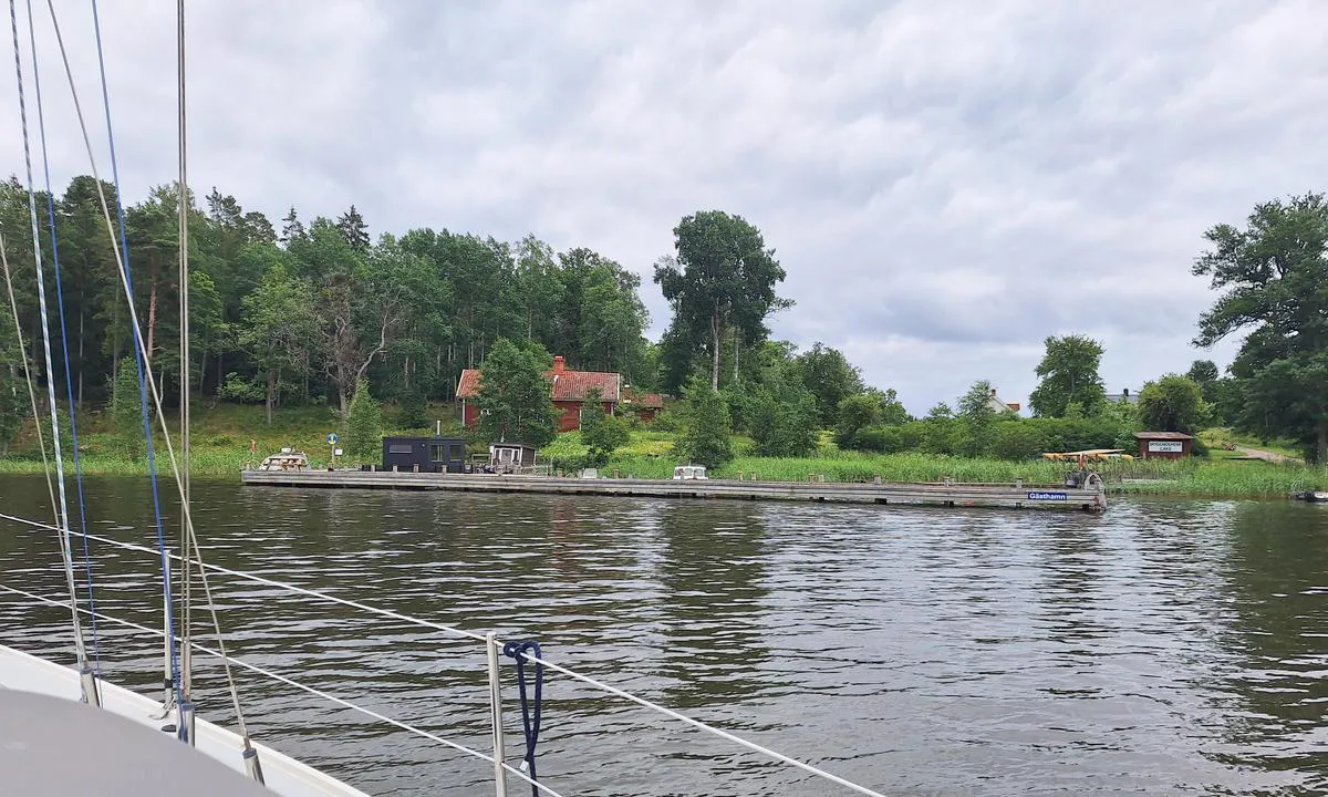 Bryggholmen: {"base": "en", "no": "Dette er havnen n\u00e5r du ankommer.", "se": "Detta \u00e4r hamnen n\u00e4r du anl\u00e4nder.", "en": "This is the harbour when you are arriving.", "da": "Dette er havnen, n\u00e5r du ankommer.", "fr": "C'est le port lorsque vous arrivez.", "de": "Dies ist der Hafen, wenn Sie ankommen.", "es": "Este es el puerto cuando est\u00e1s llegando.", "it": "Questo \u00e8 il porto quando arrivate.", "pt": "Este \u00e9 o porto quando voc\u00ea est\u00e1 chegando.", "nl": "Dit is de haven wanneer je aankomt.", "pl": "To jest port, do kt\u00f3rego wp\u0142ywasz.", "uk": "\u0426\u0435 \u0433\u0430\u0432\u0430\u043d\u044c, \u043a\u043e\u043b\u0438 \u0432\u0438 \u043f\u0440\u0438\u0431\u0443\u0432\u0430\u0454\u0442\u0435.", "ro": "Acesta este portul atunci c\u00e2nd ajungi.", "tr": "Liman buras\u0131, var\u0131\u015f yapt\u0131\u011f\u0131n\u0131zda.", "el": "\u0391\u03c5\u03c4\u03cc \u03b5\u03af\u03bd\u03b1\u03b9 \u03c4\u03bf \u03bb\u03b9\u03bc\u03ac\u03bd\u03b9 \u03cc\u03c4\u03b1\u03bd \u03c6\u03c4\u03ac\u03bd\u03b5\u03c4\u03b5.", "cs": "Toto je p\u0159\u00edstav, kdy\u017e p\u0159ij\u00ed\u017ed\u00edte.", "hu": "Ez a kik\u00f6t\u0151, amikor meg\u00e9rkezik.", "fi": "T\u00e4m\u00e4 on satama, kun olet saapumassa.", "bg": "\u0422\u043e\u0432\u0430 \u0435 \u043f\u0440\u0438\u0441\u0442\u0430\u043d\u0438\u0449\u0435\u0442\u043e, \u043a\u043e\u0433\u0430\u0442\u043e \u043f\u0440\u0438\u0441\u0442\u0438\u0433\u0430\u0442\u0435.", "sr": "Ovo je luka kada pristajete.", "et": "See on sadam, kui te saabute.", "lv": "\u0160\u012b ir osta, kad j\u016bs ierodaties.", "lt": "Tai uostas, kai atplaukiate."}