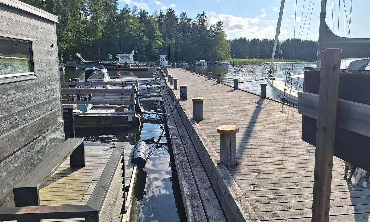 Bryggholmen: {"base": "nl", "no": "<p>Det er bare \u00e9n brygge hvor du kan legge til med akterankeret. Men hvis det ikke er noen der, kan du legge deg langsetter.</p>", "se": "Det finns bara en brygga d\u00e4r du kan l\u00e4gga till med akterankare. Men om ingen \u00e4r d\u00e4r kan du f\u00f6rt\u00f6ja l\u00e5ngsides.", "en": "There is only one jetty where you can dock with your stern anchor. But if no one is there, you can comfortably lie alongside.", "da": "Der er kun \u00e9n kaj, hvor du kan l\u00e6gge til med dit agteranker. Men hvis der ikke er nogen, kan du ligge langs med kajen.", "fr": "Il n'y a qu'une seule jet\u00e9e o\u00f9 vous pouvez amarrer avec votre ancre de poupe. Mais s'il n'y a personne, vous pouvez vous amarrer confortablement \u00e0 c\u00f4t\u00e9.", "de": "Es gibt nur einen Steg, an dem du mit deinem Heckanker anlegen kannst. Aber wenn niemand da ist, kannst du l\u00e4ngsseits festmachen.", "es": "Solo hay un muelle donde puedes atracar con tu ancla de popa. Pero si no hay nadie, puedes atracar de costado.", "it": "C'\u00e8 solo 1 molo dove puoi ormeggiare con l'ancora di poppa. Ma se non c'\u00e8 nessuno, puoi comodamente ormeggiare di fianco.", "pt": "H\u00e1 apenas um cais onde voc\u00ea pode atracar com a \u00e2ncora de popa. Mas se n\u00e3o houver ningu\u00e9m, voc\u00ea pode atracar ao longo.", "nl": "Er is maar 1 steiger, waar je met je achteranker aan kunt leggen. Maar als er niemand is, kun je lekker langszij liggen.", "pl": "Jest tylko jedna przysta\u0144, do kt\u00f3rej mo\u017cna przycumowa\u0107 z tyln\u0105 kotwic\u0105. Jednak je\u015bli nie ma nikogo, mo\u017cna wygodnie zacumowa\u0107 burt\u0105.", "uk": "\u0404 \u043b\u0438\u0448\u0435 \u043e\u0434\u0438\u043d \u043f\u0456\u0440\u0441, \u0434\u0435 \u0432\u0438 \u043c\u043e\u0436\u0435\u0442\u0435 \u043f\u0440\u0438\u0448\u0432\u0430\u0440\u0442\u0443\u0432\u0430\u0442\u0438\u0441\u044f \u0437 \u0432\u0430\u0448\u0438\u043c \u043a\u043e\u0440\u043c\u043e\u0432\u0438\u043c \u044f\u043a\u043e\u0440\u0435\u043c. \u0410\u043b\u0435 \u044f\u043a\u0449\u043e \u043d\u0456\u043a\u043e\u0433\u043e \u043d\u0435\u043c\u0430\u0454, \u0442\u043e \u043c\u043e\u0436\u043d\u0430 \u043f\u0440\u0438\u0454\u043c\u043d\u043e \u0441\u0442\u0430\u0442\u0438 \u0431\u043e\u0440\u0442\u043e\u043c.", "ro": "Exist\u0103 doar un singur debarcader unde te po\u021bi ancora cu ancora de la pupa. Dar dac\u0103 nu este nimeni, po\u021bi trage l\u00e2ng\u0103 mal.", "tr": "Sadece tek bir iskele var, arka \u00e7apan\u0131zla yana\u015fabilirsiniz. Ancak kimse yoksa, yan yana yana\u015fabilirsiniz.", "el": "\u03a5\u03c0\u03ac\u03c1\u03c7\u03b5\u03b9 \u03bc\u03cc\u03bd\u03bf \u03bc\u03af\u03b1 \u03c0\u03c1\u03bf\u03b2\u03bb\u03ae\u03c4\u03b1, \u03cc\u03c0\u03bf\u03c5 \u03bc\u03c0\u03bf\u03c1\u03b5\u03af\u03c4\u03b5 \u03bd\u03b1 \u03b4\u03ad\u03c3\u03b5\u03c4\u03b5 \u03bc\u03b5 \u03c4\u03b7\u03bd \u03c0\u03c1\u03cd\u03bc\u03b7 \u03c3\u03b1\u03c2. \u0391\u03bb\u03bb\u03ac \u03b1\u03bd \u03b4\u03b5\u03bd \u03c5\u03c0\u03ac\u03c1\u03c7\u03b5\u03b9 \u03ba\u03b1\u03bd\u03b5\u03af\u03c2, \u03bc\u03c0\u03bf\u03c1\u03b5\u03af\u03c4\u03b5 \u03bd\u03b1 \u03b4\u03ad\u03c3\u03b5\u03c4\u03b5 \u03ba\u03b1\u03c4\u03ac \u03bc\u03ae\u03ba\u03bf\u03c2 \u03c4\u03b7\u03c2.", "cs": "Je jen 1 molo, kde m\u016f\u017eete p\u0159irazit s kotvou na z\u00e1di. Ale pokud tam nikdo nen\u00ed, m\u016f\u017eete se pohodln\u011b p\u0159irazit bokem.", "hu": "Csak egy m\u00f3l\u00f3 van, ahol a h\u00e1ts\u00f3 horgonyoddal tudsz kik\u00f6tni. De ha nincs ott senki, akkor k\u00e9nyelmesen oldalra is fek\u00fcdhetsz.", "fi": "On vain 1 laituri, johon voit kiinnitty\u00e4 per\u00e4ankkurilla. Mutta jos ket\u00e4\u00e4n ei ole, voit mukavasti kiinnitty\u00e4 kyljitt\u00e4in.", "bg": "\u0418\u043c\u0430 \u0441\u0430\u043c\u043e \u0435\u0434\u0438\u043d \u043a\u0435\u0439, \u043a\u044a\u0434\u0435\u0442\u043e \u043c\u043e\u0436\u0435\u0442\u0435 \u0434\u0430 \u0445\u0432\u044a\u0440\u043b\u0438\u0442\u0435 \u043a\u043e\u0442\u0432\u0430 \u043e\u0442\u0437\u0430\u0434. \u041d\u043e \u0430\u043a\u043e \u043d\u044f\u043c\u0430 \u043d\u0438\u043a\u043e\u0439, \u043c\u043e\u0436\u0435\u0442\u0435 \u0434\u0430 \u0441\u0435 \u0437\u0430\u043a\u043e\u0442\u0432\u0438\u0442\u0435 \u043e\u0442\u0441\u0442\u0440\u0430\u043d\u0438.", "sr": "\u041f\u043e\u0441\u0442\u043e\u0458\u0438 \u0441\u0430\u043c\u043e \u0458\u0435\u0434\u0430\u043d \u043c\u043e\u043b \u0433\u0434\u0435 \u043c\u043e\u0436\u0435\u0442\u0435 \u043a\u043e\u0440\u0438\u0441\u0442\u0438\u0442\u0438 \u0441\u0432\u043e\u0458\u0435 \u043a\u0440\u043c\u0435\u043d\u043e \u0441\u0438\u0434\u0440\u043e. \u0410\u043b\u0438 \u0430\u043a\u043e \u043d\u0435\u043c\u0430 \u043d\u0438\u043a\u043e\u0433\u0430, \u043c\u043e\u0436\u0435\u0442\u0435 \u043b\u0435\u043f\u043e \u0441\u0442\u0430\u0442\u0438 \u0431\u043e\u043a\u043e\u043c \u0443\u0437 \u043c\u043e\u043b.", "et": "Seal on ainult \u00fcks kai, kuhu saad oma ahtriankru kindlaks teha. Aga kui seal kedagi pole, saad m\u00f5nusalt k\u00f5rvale kinnituda.", "lv": "Ir tikai viena piest\u0101tne, kur var apmesties ar aizmugur\u0113jo enkuru. Bet, ja neviens nav kl\u0101t, varat \u0113rti piegu\u013cot gar borta.", "lt": "Yra tik vienas prieplauka, prie kurios galite prisi\u0161lieti su savo u\u017epakaliniu inkaru. Ta\u010diau jei niekas n\u0117ra, galite patogiai prisi\u0161lieti \u0161alia."}