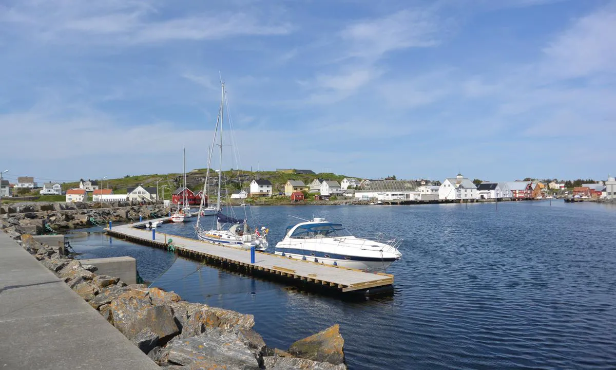 Bud Gjestehavn: Flytebrygge med longside fortøying. Se et av de andre bildene for informasjon om en stein utenfor brygga.