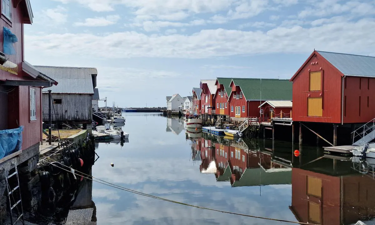 Bud Gjestehavn: Fra Vågen mot moloen og gjestebrygga,