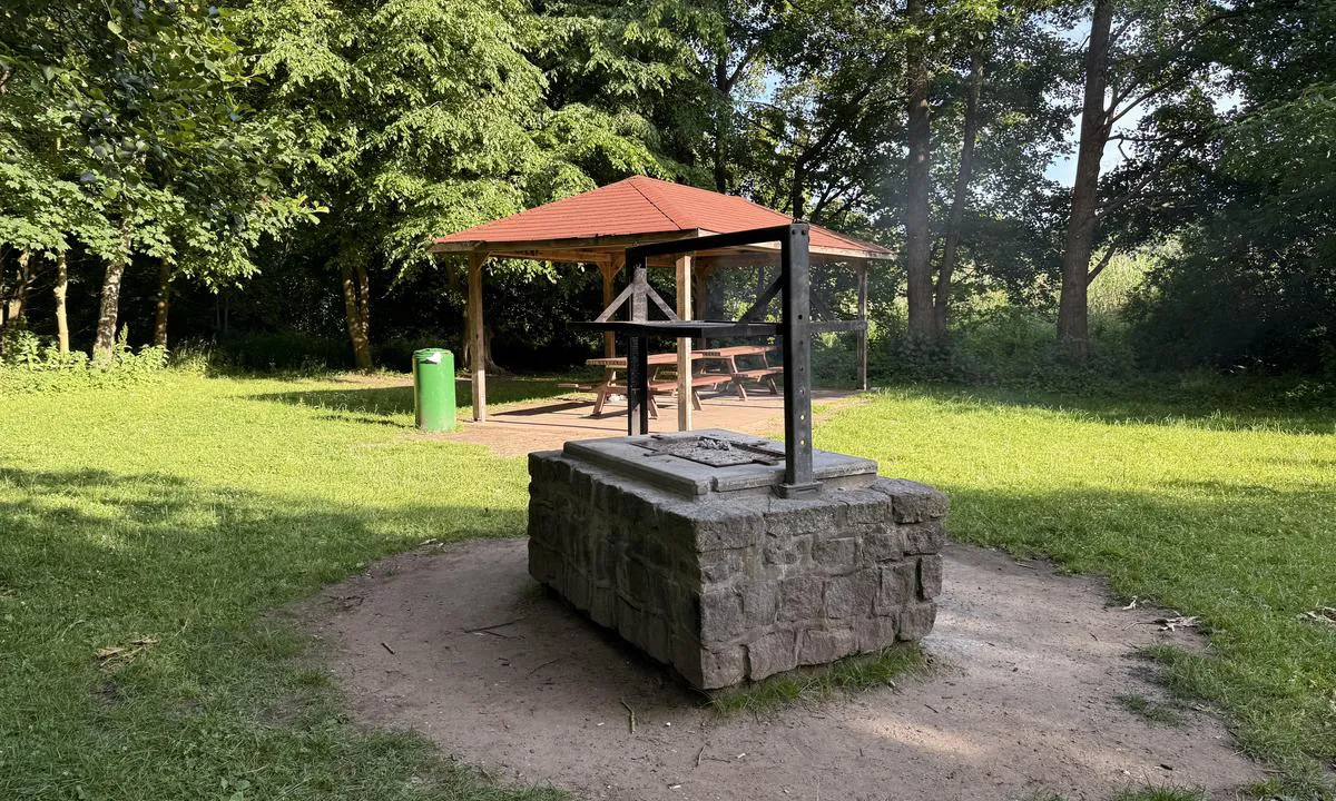 Büdelsdorfer Yachtclub e.V.: {"base": "no", "no": "Grillplass", "se": "Grillplats", "en": "Barbecue Area", "da": "Grillplads", "fr": "Zone de barbecue", "de": "Grillplatz", "es": "Lugar para parrilla", "it": "Area barbecue", "pt": "Local para churrasco", "nl": "Grillplaats", "pl": "Miejsce do grillowania", "uk": "\u041c\u0456\u0441\u0446\u0435 \u0434\u043b\u044f \u0433\u0440\u0438\u043b\u044f", "ro": "Loc pentru gr\u0103tar", "tr": "Izgara alan\u0131", "el": "\u03a7\u03ce\u03c1\u03bf\u03c2 \u03b3\u03b9\u03b1 \u03c8\u03ae\u03c3\u03b9\u03bc\u03bf", "cs": "M\u00edsto na grilov\u00e1n\u00ed", "hu": "Grillez\u0151hely", "fi": "Grillipaikka", "bg": "\u041c\u044f\u0441\u0442\u043e \u0437\u0430 \u0431\u0430\u0440\u0431\u0435\u043a\u044e", "sr": "\u041c\u0435\u0441\u0442\u043e \u0437\u0430 \u0440\u043e\u0448\u0442\u0438\u0459", "et": "Grillimisala", "lv": "Gril\u0113\u0161anas vieta", "lt": "Kepimo vieta"}