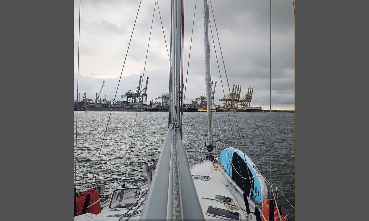 Buenaventura: {"base": "no", "no": "Bilde tatt av et mannskap som n\u00e5 m\u00f8nstrer av.", "se": "Bild tagen av en bes\u00e4ttning som nu avm\u00f6nstrar.", "en": "Photo taken by a crew that is now signing off.", "da": "Billede taget af en bes\u00e6tning, som nu afm\u00f8nstrer.", "fr": "Photo prise par un \u00e9quipage qui d\u00e9barque maintenant.", "de": "Bild aufgenommen von einer Mannschaft, die jetzt abmustert.", "es": "Imagen tomada por una tripulaci\u00f3n que ahora se est\u00e1 desembarcando.", "it": "Immagine scattata da un equipaggio che ora sbarca.", "pt": "Imagem tirada por uma tripula\u00e7\u00e3o que agora est\u00e1 desembarcando.", "nl": "Foto genomen door een bemanning die nu van boord gaat.", "pl": "Zdj\u0119cie zrobione przez za\u0142og\u0119, kt\u00f3ra teraz schodzi ze statku.", "uk": "\u0417\u043e\u0431\u0440\u0430\u0436\u0435\u043d\u043d\u044f, \u0437\u0440\u043e\u0431\u043b\u0435\u043d\u0435 \u0435\u043a\u0456\u043f\u0430\u0436\u0435\u043c, \u044f\u043a\u0438\u0439 \u0437\u0430\u0440\u0430\u0437 \u0437\u0430\u043b\u0438\u0448\u0430\u0454 \u0441\u0443\u0434\u043d\u043e.", "ro": "Imagine f\u0103cut\u0103 de un echipaj care acum se debordeaz\u0103.", "tr": "M\u00fcrettebat\u0131n \u015fu anda gemiden ayr\u0131ld\u0131\u011f\u0131 bir foto\u011fraf.", "el": "\u03a6\u03c9\u03c4\u03bf\u03b3\u03c1\u03b1\u03c6\u03af\u03b1 \u03c4\u03c1\u03b1\u03b2\u03b7\u03b3\u03bc\u03ad\u03bd\u03b7 \u03b1\u03c0\u03cc \u03ad\u03bd\u03b1 \u03c0\u03bb\u03ae\u03c1\u03c9\u03bc\u03b1 \u03c0\u03bf\u03c5 \u03c4\u03ce\u03c1\u03b1 \u03b1\u03c0\u03bf\u03b2\u03b9\u03b2\u03ac\u03b6\u03b5\u03c4\u03b1\u03b9.", "cs": "Obr\u00e1zek po\u0159\u00edzen\u00fd pos\u00e1dkou, kter\u00e1 nyn\u00ed opou\u0161t\u00ed lo\u010f.", "hu": "<img src='https://example.com/image.jpg' alt='K\u00e9p egy leg\u00e9nys\u00e9gt\u0151l, amely most l\u00e9p ki a szolg\u00e1latb\u00f3l.'>", "fi": "<i>Kuva otettu miehist\u00f6st\u00e4, joka nyt purjehtii pois.</i>", "bg": "\u0421\u043d\u0438\u043c\u043a\u0430, \u043d\u0430\u043f\u0440\u0430\u0432\u0435\u043d\u0430 \u043e\u0442 \u0435\u043a\u0438\u043f\u0430\u0436, \u043a\u043e\u0439\u0442\u043e \u0441\u0435\u0433\u0430 \u0441\u043b\u0438\u0437\u0430 \u043e\u0442 \u0431\u043e\u0440\u0434\u0430.", "sr": "\u0421\u043b\u0438\u043a\u0430 \u043e\u0434 \u043f\u043e\u0441\u0430\u0434\u0435 \u043a\u043e\u0458\u0430 \u0441\u0430\u0434\u0430 \u0441\u0438\u043b\u0430\u0437\u0438 \u0441\u0430 \u0431\u0440\u043e\u0434\u0430.", "et": "Pilt, mille on teinud meeskond, kes n\u00fc\u00fcd laevalt lahkub.", "lv": "Att\u0113lu uz\u0146\u0113ma apkalpe, kas tagad tiek nomain\u012bta.", "lt": "Nuotrauka, padaryta \u012fgulos, kuri dabar i\u0161lipa."}