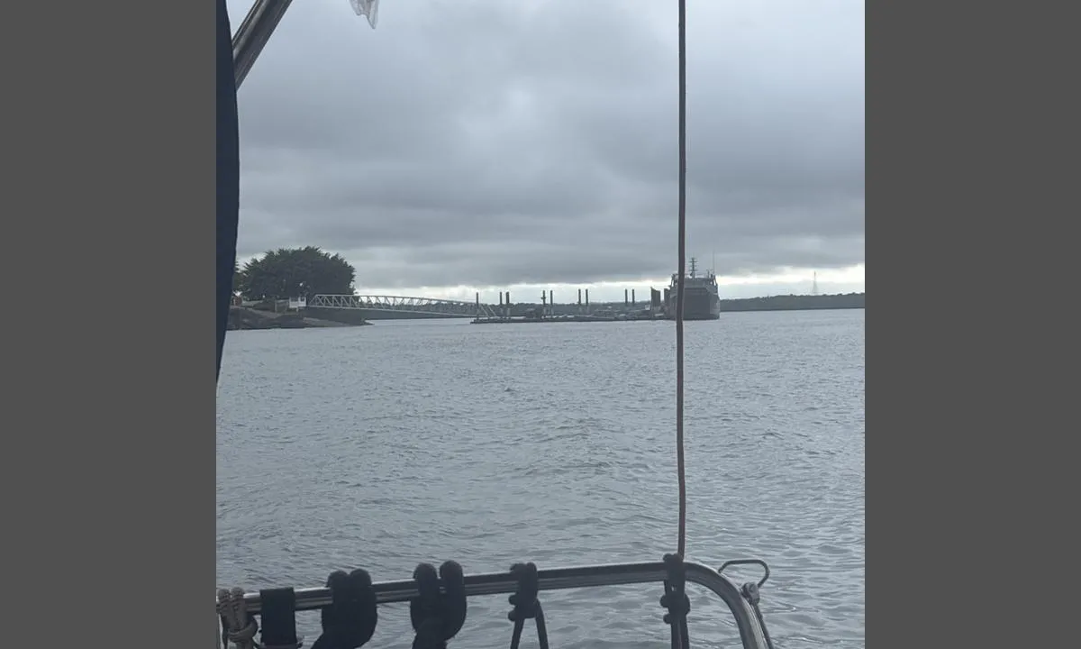 Buenaventura: {"base": "no", "no": "Bilde tatt fra b\u00e5ten mot kystvakten sitt anlegg. M\u00e5tte ankre her det ville v\u00e6re tryggest. Der er ingen marina eller sm\u00e5b\u00e5t havn.", "se": "<i>Bild tagen fr\u00e5n b\u00e5ten mot kustbevakningens anl\u00e4ggning. Var tvungen att ankra h\u00e4r, det skulle vara s\u00e4krast. Det finns ingen marina eller sm\u00e5b\u00e5tshamn.</i>", "en": "Picture taken from the boat towards the coast guard facility. Had to anchor here as it would be the safest. There is no marina or small boat harbor.", "da": "Billede taget fra b\u00e5den mod kystvagtens anl\u00e6g. M\u00e5tte ankre her, det ville v\u00e6re tryggest. Der er ingen marina eller sm\u00e5b\u00e5dshavn.", "fr": "<p>Image prise depuis le bateau vers l'installation de la garde c\u00f4ti\u00e8re. Il a fallu ancrer ici car ce serait le plus s\u00fbr. Il n'y a pas de marina ni de port de plaisance.</p>", "de": "Foto vom Boot aus in Richtung der K\u00fcstenwache Anlage aufgenommen. Musste hier ankern, es w\u00e4re am sichersten. Es gibt keinen Yachthafen oder kleinen Bootshafen.", "es": "Imagen tomada desde el barco hacia las instalaciones de la guardia costera. Tuve que anclar aqu\u00ed, ser\u00eda lo m\u00e1s seguro. No hay marina ni puerto para embarcaciones peque\u00f1as.", "it": "Immagine scattata dalla barca verso l'impianto della guardia costiera. Ho dovuto ancorare qui, sarebbe stato il pi\u00f9 sicuro. Non c'\u00e8 nessuna marina o porto per piccole imbarcazioni.", "pt": "Imagem tirada do barco em dire\u00e7\u00e3o \u00e0s instala\u00e7\u00f5es da guarda costeira. Tive que ancorar aqui, seria o mais seguro. N\u00e3o h\u00e1 marina ou porto de pequenas embarca\u00e7\u00f5es.", "nl": "Foto genomen vanaf de boot richting de faciliteiten van de kustwacht. Moest hier ankeren, het zou het veiligst zijn. Er is geen jachthaven of kleine boot haven.", "pl": "Zdj\u0119cie zrobione z \u0142odzi w kierunku posterunku stra\u017cy przybrze\u017cnej. Musieli\u015bmy zakotwiczy\u0107 tutaj, aby by\u0142o najbezpieczniej. Nie ma tu mariny ani portu dla ma\u0142ych \u0142odzi.", "uk": "\u0417\u043e\u0431\u0440\u0430\u0436\u0435\u043d\u043d\u044f, \u0437\u043d\u044f\u0442\u0435 \u0437 \u0447\u043e\u0432\u043d\u0430 \u0432 \u043d\u0430\u043f\u0440\u044f\u043c\u043a\u0443 \u0434\u043e \u0441\u043f\u043e\u0440\u0443\u0434\u0438 \u0431\u0435\u0440\u0435\u0433\u043e\u0432\u043e\u0457 \u043e\u0445\u043e\u0440\u043e\u043d\u0438. \u0414\u043e\u0432\u0435\u043b\u043e\u0441\u044f \u0441\u0442\u0430\u0442\u0438 \u043d\u0430 \u044f\u043a\u0456\u0440 \u0442\u0443\u0442, \u0446\u0435 \u0431\u0443\u043b\u043e \u0431 \u043d\u0430\u0439\u0431\u0435\u0437\u043f\u0435\u0447\u043d\u0456\u0448\u0435. \u0422\u0430\u043c \u043d\u0435\u043c\u0430\u0454 \u043c\u0430\u0440\u0438\u043d\u0438 \u0447\u0438 \u043f\u0440\u0438\u0441\u0442\u0430\u043d\u0456 \u0434\u043b\u044f \u043c\u0430\u043b\u0438\u0445 \u0447\u043e\u0432\u043d\u0456\u0432.", "ro": "Imagine luat\u0103 de pe barc\u0103 c\u0103tre instala\u021bia pazei de coast\u0103. A trebuit s\u0103 ancor\u0103m aici deoarece ar fi cel mai sigur. Nu exist\u0103 marin\u0103 sau port pentru b\u0103rci mici.", "tr": "Bilden sahilden sahil g\u00fcvenlik tesisine do\u011fru \u00e7ekildi. Burada demirlemem gerekti, en g\u00fcvenli yer buras\u0131yd\u0131. Marina veya k\u00fc\u00e7\u00fck tekne liman\u0131 yok.", "el": "\u0397 \u03b5\u03b9\u03ba\u03cc\u03bd\u03b1 \u03bb\u03ae\u03c6\u03b8\u03b7\u03ba\u03b5 \u03b1\u03c0\u03cc \u03c4\u03bf \u03c3\u03ba\u03ac\u03c6\u03bf\u03c2 \u03c0\u03c1\u03bf\u03c2 \u03c4\u03b7\u03bd \u03b5\u03b3\u03ba\u03b1\u03c4\u03ac\u03c3\u03c4\u03b1\u03c3\u03b7 \u03c4\u03b7\u03c2 \u03b1\u03ba\u03c4\u03bf\u03c6\u03c5\u03bb\u03b1\u03ba\u03ae\u03c2. \u0388\u03c0\u03c1\u03b5\u03c0\u03b5 \u03bd\u03b1 \u03b1\u03b3\u03ba\u03c5\u03c1\u03bf\u03b2\u03bf\u03bb\u03ae\u03c3\u03bf\u03c5\u03bc\u03b5 \u03b5\u03b4\u03ce, \u03b8\u03b1 \u03ae\u03c4\u03b1\u03bd \u03c4\u03bf \u03c0\u03b9\u03bf \u03b1\u03c3\u03c6\u03b1\u03bb\u03ad\u03c2. \u0394\u03b5\u03bd \u03c5\u03c0\u03ac\u03c1\u03c7\u03b5\u03b9 \u03bc\u03b1\u03c1\u03af\u03bd\u03b1 \u03ae \u03bb\u03b9\u03bc\u03ac\u03bd\u03b9 \u03b3\u03b9\u03b1 \u03bc\u03b9\u03ba\u03c1\u03ac \u03c3\u03ba\u03ac\u03c6\u03b7.", "cs": "Fotografie po\u0159\u00edzen\u00e1 z lod\u011b sm\u011brem na za\u0159\u00edzen\u00ed pob\u0159e\u017en\u00ed hl\u00eddky. Museli jsme zde zakotvit, bylo by to nejbezpe\u010dn\u011bj\u0161\u00ed. Nen\u00ed zde \u017e\u00e1dn\u00e1 marina nebo mal\u00fd p\u0159\u00edstav.", "hu": "K\u00e9p a haj\u00f3r\u00f3l a parti \u0151rs\u00e9g l\u00e9tes\u00edtm\u00e9nye fel\u00e9. Itt kellett lehorgonyoznunk, ez lett volna a legbiztons\u00e1gosabb. Nincs marina vagy kishaj\u00f3 kik\u00f6t\u0151.", "fi": "Kuva otettu veneest\u00e4 kohti rannikkovartion laitosta. Jouduin ankkuroida t\u00e4nne, se olisi turvallisinta. T\u00e4\u00e4ll\u00e4 ei ole satamaa tai pienvenelaituria.", "bg": "\u0421\u043d\u0438\u043c\u043a\u0430\u0442\u0430 \u0435 \u043d\u0430\u043f\u0440\u0430\u0432\u0435\u043d\u0430 \u043e\u0442 \u043b\u043e\u0434\u043a\u0430\u0442\u0430 \u043a\u044a\u043c \u0441\u0433\u0440\u0430\u0434\u0430\u0442\u0430 \u043d\u0430 \u0431\u0440\u0435\u0433\u043e\u0432\u0430\u0442\u0430 \u043e\u0445\u0440\u0430\u043d\u0430. \u0422\u0440\u044f\u0431\u0432\u0430\u0448\u0435 \u0434\u0430 \u0445\u0432\u044a\u0440\u043b\u0438\u043c \u043a\u043e\u0442\u0432\u0430 \u0442\u0443\u043a, \u0442\u044a\u0439 \u043a\u0430\u0442\u043e \u0442\u043e\u0432\u0430 \u0449\u0435 \u0431\u044a\u0434\u0435 \u043d\u0430\u0439-\u0431\u0435\u0437\u043e\u043f\u0430\u0441\u043d\u043e\u0442\u043e \u043c\u044f\u0441\u0442\u043e. \u041d\u044f\u043c\u0430 \u043f\u0440\u0438\u0441\u0442\u0430\u043d\u0438\u0449\u0435 \u0438\u043b\u0438 \u044f\u0445\u0442\u0435\u043d\u043e\u0442\u043e \u043f\u0440\u0438\u0441\u0442\u0430\u043d\u0438\u0449\u0435 \u0437\u0430 \u043c\u0430\u043b\u043a\u0438 \u043b\u043e\u0434\u043a\u0438.", "sr": "\u0421\u043b\u0438\u043a\u0430 \u0458\u0435 \u0441\u043d\u0438\u043c\u0459\u0435\u043d\u0430 \u0441\u0430 \u0431\u0440\u043e\u0434\u0430 \u043f\u0440\u0435\u043c\u0430 \u043e\u0431\u0458\u0435\u043a\u0430\u0442\u0438\u043c\u0430 \u043e\u0431\u0430\u043b\u0441\u043a\u0435 \u0441\u0442\u0440\u0430\u0436\u0435. \u041c\u043e\u0440\u0430\u043b\u0438 \u0441\u043c\u043e \u0434\u0430 \u0441\u0435 \u0443\u0441\u0438\u0434\u0440\u0438\u043c\u043e \u043e\u0432\u0434\u0435 \u0458\u0435\u0440 \u0431\u0438 \u0431\u0438\u043b\u043e \u043d\u0430\u0458\u0441\u0438\u0433\u0443\u0440\u043d\u0438\u0458\u0435. \u041d\u0435\u043c\u0430 \u043c\u0430\u0440\u0438\u043d\u0435 \u0438\u043b\u0438 \u043b\u0443\u043a\u0435 \u0437\u0430 \u043c\u0430\u043b\u0435 \u0447\u0430\u043c\u0446\u0435.", "et": "Pilt tehtud laevalt rannavalve rajatise suunas. Pidime siin ankrusse j\u00e4\u00e4ma, see oleks k\u00f5ige ohutum. Siin ei ole jahtklubi ega v\u00e4ikelaeva sadamat.", "lv": "Att\u0113ls uz\u0146emts no laivas pret piekrastes apsardzes b\u016bv\u0113m. Vajadz\u0113ja \u0161eit mest enkuru, tas b\u016btu dro\u0161\u0101kais. Nav nevienas jahtu piest\u0101tnes vai mazb\u0101zu osti\u0146as.", "lt": "Nuotrauka paimta i\u0161 laivo link pakran\u010di\u0173 apsaugos \u012frenginio. Reik\u0117jo \u010dia inkaruoti, tai b\u016bt\u0173 saugiausia. N\u0117ra jokios prieplaukos ar ma\u017eojo laivyno uosto."}