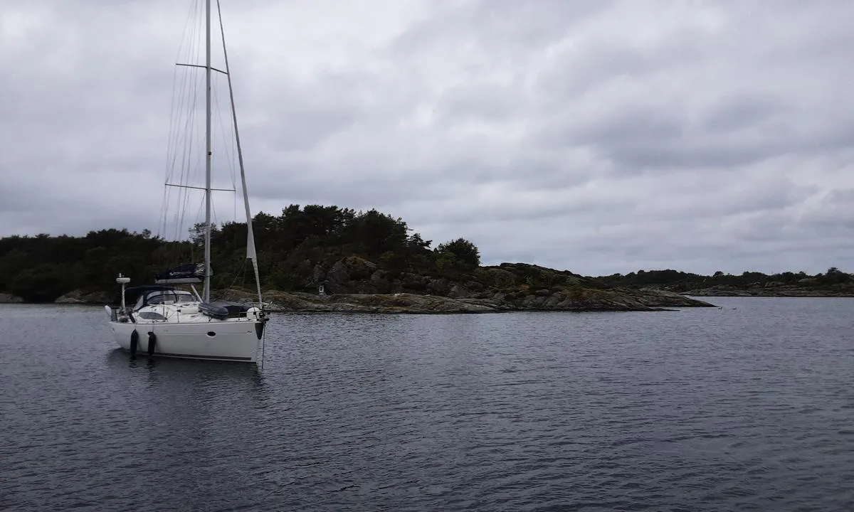 Buholmen: {"base": "no", "no": "Bak seilb\u00e5ten kan du se toalettet p\u00e5 holmen.", "se": "Bakom segelb\u00e5ten kan du se toaletten p\u00e5 holmen.", "en": "Behind the sailboat, you can see the toilet on the islet.", "da": "Bag sejlskibet kan du se toilettet p\u00e5 holmen.", "fr": "Derri\u00e8re le voilier, vous pouvez voir les toilettes sur l'\u00eelot.", "de": "Hinter dem Segelboot kannst du die Toilette auf der Insel sehen.", "es": "Detr\u00e1s del velero puedes ver el ba\u00f1o en el islote.", "it": "Dietro la barca a vela puoi vedere il bagno sull'isolotto.", "pt": "Atr\u00e1s do veleiro, voc\u00ea pode ver o banheiro no ilh\u00e9u.", "nl": "Achter de zeilboot kun je het toilet op het eilandje zien.", "pl": "Za \u017cagl\u00f3wk\u0105 mo\u017cna zobaczy\u0107 toalet\u0119 na holmie.", "uk": "\u0417\u0430 \u0432\u0456\u0442\u0440\u0438\u043b\u044c\u043d\u0438\u043c \u0447\u043e\u0432\u043d\u043e\u043c \u043c\u043e\u0436\u043d\u0430 \u043f\u043e\u0431\u0430\u0447\u0438\u0442\u0438 \u0442\u0443\u0430\u043b\u0435\u0442 \u043d\u0430 \u043e\u0441\u0442\u0440\u0456\u0432\u0446\u0456.", "ro": "\u00cen spatele iahtului cu vele, po\u021bi vedea toaleta de pe insuli\u021b\u0103.", "tr": "Yelkenlinin arkas\u0131nda adac\u0131kta tuvaleti g\u00f6rebilirsiniz.", "el": "\u03a0\u03af\u03c3\u03c9 \u03b1\u03c0\u03cc \u03c4\u03bf \u03b9\u03c3\u03c4\u03b9\u03bf\u03c6\u03cc\u03c1\u03bf \u03b2\u03bb\u03ad\u03c0\u03b5\u03c4\u03b5 \u03c4\u03b7\u03bd \u03c4\u03bf\u03c5\u03b1\u03bb\u03ad\u03c4\u03b1 \u03c3\u03c4\u03bf \u03bd\u03b7\u03c3\u03ac\u03ba\u03b9.", "cs": "Za plachetnic\u00ed m\u016f\u017eete vid\u011bt toaletu na ostr\u016fvku.", "hu": "A vitorl\u00e1s haj\u00f3 m\u00f6g\u00f6tt l\u00e1that\u00f3 a kis sziget v\u00e9c\u00e9je.", "fi": "Purjeveneen takana n\u00e4et saaren wc:n.", "bg": "\u0417\u0430\u0434 \u0432\u0435\u0442\u0440\u043e\u0445\u043e\u0434\u0430 \u043c\u043e\u0436\u0435\u0442\u0435 \u0434\u0430 \u0432\u0438\u0434\u0438\u0442\u0435 \u0442\u043e\u0430\u043b\u0435\u0442\u043d\u0430\u0442\u0430 \u043d\u0430 \u043c\u0430\u043b\u043a\u0438\u044f \u043e\u0441\u0442\u0440\u043e\u0432.", "sr": "Iza jedrilice mo\u017eete videti toalet na ostrvu.", "et": "Jahtlaeva taga n\u00e4ete holmel tualetti.", "lv": "Aiz buru laivas vari redz\u0113t tualeti uz salas.", "lt": "U\u017e burlaivio galite pamatyti tualet\u0105 ant salel\u0117s."}