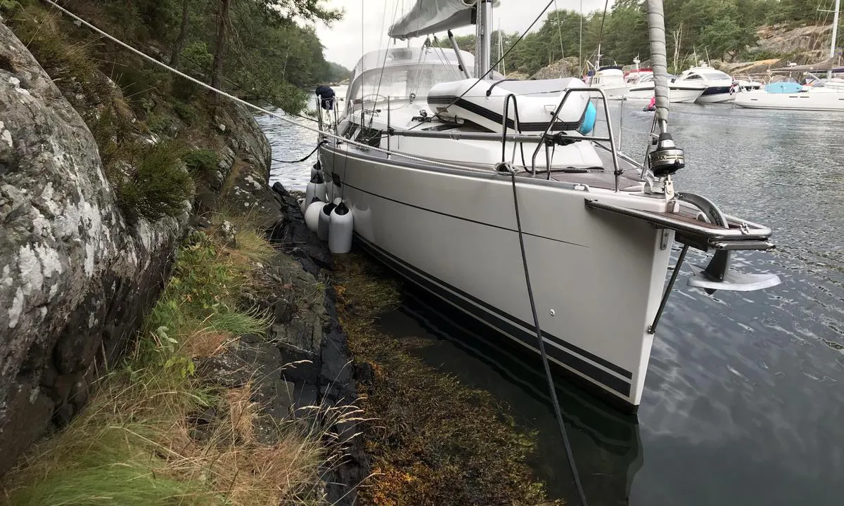 Bukkholmane: Ikke ideelt på denne siden, da berget ikke er godt egnet for fendring og dybden ikke er mer enn akkurat, men jeg lå fint gjennom natten, til tross for vind fra nord.