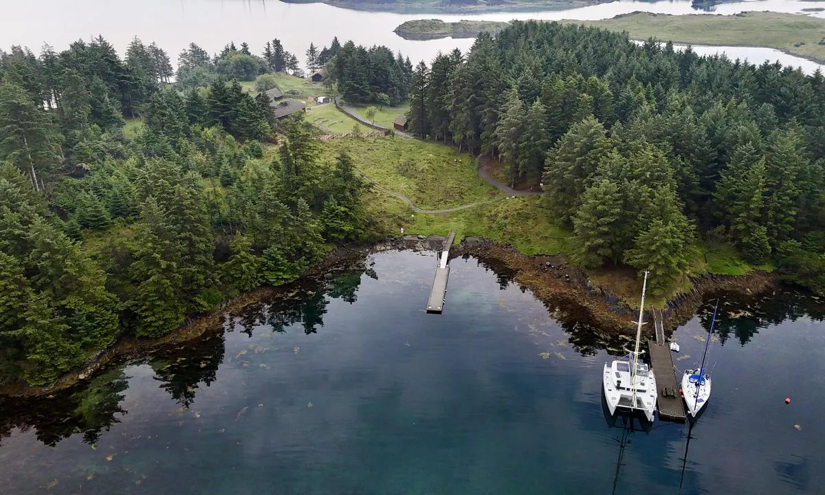 Bukkøya - Prestøya: {"base": "en", "no": "Nord for Vi g-museet. To pontonger. Mange vannplanter. Men p\u00e5 slutten av pontongene er det nok dybde for seilskip. Nesten ingen sj\u00f8gang.", "se": "Norr om Vi g-museet. Tv\u00e5 pontoner. M\u00e5nga vattenv\u00e4xter. Men i \u00e4nden av pontonerna tillr\u00e4ckligt djupg\u00e5ende f\u00f6r segelfartyg. N\u00e4stan ingen dyning.", "en": "North of the Vi g museum. Two pontoons. Lots of water plants. Bur at the of the end of the pontoons enough draft for sailing vessels. Hardly any swell.", "da": "Nord for Vi g-museet. To pontoner. Mange vandplanter. Men ved enden af pontonerne er der tilstr\u00e6kkelig dybgang for sejlskibe. N\u00e6sten ingen b\u00f8lgegang.", "fr": "Au nord du mus\u00e9e Vi g. Deux pontons. Beaucoup de plantes aquatiques. Mais \u00e0 l'extr\u00e9mit\u00e9 des pontons, tirant d'eau suffisant pour les voiliers. Presque pas de houle.", "de": "N\u00f6rdlich des Vi-g Museums. Zwei Pontons. Viele Wasserpflanzen. Aber am Ende der Pontons gen\u00fcgend Tiefgang f\u00fcr Segelschiffe. Kaum Wellenbewegung.", "es": "Al norte del museo Vi g. Dos pontones. Muchas plantas acu\u00e1ticas. Pero al final de los pontones hay calado suficiente para embarcaciones de vela. Casi sin oleaje.", "it": "A nord del museo Vi g. Due pontili. Molte piante acquatiche. Ma alla fine dei pontili c'\u00e8 sufficiente pescaggio per imbarcazioni a vela. Quasi nessun moto ondoso.", "pt": "Ao norte do museu Vi g. Dois pont\u00f5es. Muitas plantas aqu\u00e1ticas. Mas no final dos pont\u00f5es h\u00e1 calado suficiente para embarca\u00e7\u00f5es \u00e0 vela. Quase nenhuma ondula\u00e7\u00e3o.", "nl": "Noord van het Vi g museum. Twee steigers. Veel waterplanten. Maar aan het einde van de steigers voldoende diepgang voor zeilvaartuigen. Nauwelijks golfslag.", "pl": "Na p\u00f3\u0142noc od muzeum Vi g. Dwa pomosty p\u0142ywaj\u0105ce. Wiele ro\u015blin wodnych. Jednak na ko\u0144cu pomost\u00f3w dostateczna g\u0142\u0119boko\u015b\u0107 dla jednostek \u017caglowych. Prawie brak falowania.", "uk": "\u041f\u0456\u0432\u043d\u0456\u0447\u043d\u0456\u0448\u0435 \u043c\u0443\u0437\u0435\u044e Vi g. \u0414\u0432\u0430 \u043f\u043e\u043d\u0442\u043e\u043d\u0438. \u0411\u0430\u0433\u0430\u0442\u043e \u0432\u043e\u0434\u044f\u043d\u0438\u0445 \u0440\u043e\u0441\u043b\u0438\u043d. \u0410\u043b\u0435 \u043d\u0430 \u043a\u0456\u043d\u0446\u0456 \u043f\u043e\u043d\u0442\u043e\u043d\u0456\u0432 \u0434\u043e\u0441\u0442\u0430\u0442\u043d\u044f \u043e\u0441\u0430\u0434\u043a\u0430 \u0434\u043b\u044f \u0432\u0456\u0442\u0440\u0438\u043b\u044c\u043d\u0438\u0445 \u0441\u0443\u0434\u0435\u043d. \u041c\u0430\u0439\u0436\u0435 \u043d\u0435\u043c\u0430\u0454 \u0445\u0432\u0438\u043b\u044c.", "ro": "La nord de muzeul Vi g. Dou\u0103 pontoane. Multe plante acvatice. Dar la cap\u0103tul pontoanelor ad\u00e2ncime suficient\u0103 pentru ambarca\u021biuni cu vele. Aproape f\u0103r\u0103 valuri.", "tr": "Vi g m\u00fczesinin kuzeyinde. \u0130ki r\u0131ht\u0131m. \u00c7ok say\u0131da su bitkisi var. Ancak r\u0131ht\u0131mlar\u0131n sonunda yelkenliler i\u00e7in yeterli su derinli\u011fi mevcut. Neredeyse hi\u00e7 dalga yok.", "el": "\u0392\u03cc\u03c1\u03b5\u03b9\u03b1 \u03c4\u03bf\u03c5 \u03bc\u03bf\u03c5\u03c3\u03b5\u03af\u03bf\u03c5 Vi g. \u0394\u03cd\u03bf \u03c0\u03bb\u03c9\u03c4\u03ad\u03c2 \u03b5\u03be\u03ad\u03b4\u03c1\u03b5\u03c2. \u03a0\u03bf\u03bb\u03bb\u03ad\u03c2 \u03c5\u03b4\u03c1\u03cc\u03b2\u03b9\u03b5\u03c2 \u03c6\u03c5\u03c4\u03ac. \u0391\u03bb\u03bb\u03ac \u03c3\u03c4\u03bf \u03c4\u03ad\u03bb\u03bf\u03c2 \u03c4\u03c9\u03bd \u03c0\u03bb\u03c9\u03c4\u03ce\u03bd \u03b5\u03be\u03ad\u03b4\u03c1\u03c9\u03bd \u03b1\u03c1\u03ba\u03b5\u03c4\u03cc \u03b2\u03cd\u03b8\u03b9\u03c3\u03bc\u03b1 \u03b3\u03b9\u03b1 \u03b9\u03c3\u03c4\u03b9\u03bf\u03c0\u03bb\u03bf\u03ca\u03ba\u03ac \u03c3\u03ba\u03ac\u03c6\u03b7. \u03a3\u03c7\u03b5\u03b4\u03cc\u03bd \u03ba\u03b1\u03b8\u03cc\u03bb\u03bf\u03c5 \u03b8\u03b1\u03bb\u03ac\u03c3\u03c3\u03b9\u03b1 \u03ba\u03c5\u03bc\u03b1\u03c4\u03b9\u03c3\u03c4\u03cc\u03c4\u03b7\u03c4\u03b1.", "cs": "Severn\u011b od muzea Vi g. Dva pontony. Spousta vodn\u00edch rostlin. Na konci ponton\u016f v\u0161ak dostate\u010dn\u00e1 hloubka pro plachetn\u00ed lod\u011b. T\u00e9m\u011b\u0159 \u017e\u00e1dn\u00e9 vlnobit\u00ed.", "hu": "A Vi g m\u00fazeum \u00e9szaki r\u00e9sz\u00e9n. K\u00e9t komp. Sok v\u00edzin\u00f6v\u00e9ny. \u00c1m a m\u00f3l\u00f3k v\u00e9g\u00e9n elegend\u0151 mer\u00fcl\u00e9s vitorl\u00e1s haj\u00f3k sz\u00e1m\u00e1ra. Alig van hull\u00e1mz\u00e1s.", "fi": "Vi g -museon pohjoispuolella. Kaksi ponttonia. Runsaasti vesikasveja. Ponttonien p\u00e4\u00e4ss\u00e4 kuitenkin riitt\u00e4v\u00e4sti syv\u00e4yst\u00e4 purjeveneille. Melkein ei lainkaan aallokkoa.", "bg": "\u041d\u0430 \u0441\u0435\u0432\u0435\u0440 \u043e\u0442 \u043c\u0443\u0437\u0435\u044f \u0412\u0438 \u0433. \u0414\u0432\u0430 \u043f\u043e\u043d\u0442\u043e\u043d\u0430. \u041c\u043d\u043e\u0433\u043e \u0432\u043e\u0434\u043d\u0438 \u0440\u0430\u0441\u0442\u0435\u043d\u0438\u044f. \u041d\u043e \u0432 \u043a\u0440\u0430\u044f \u043d\u0430 \u043f\u043e\u043d\u0442\u043e\u043d\u0438\u0442\u0435 \u0438\u043c\u0430 \u0434\u043e\u0441\u0442\u0430\u0442\u044a\u0447\u043d\u0430 \u0434\u044a\u043b\u0431\u043e\u0447\u0438\u043d\u0430 \u0437\u0430 \u043f\u043b\u0430\u0432\u0430\u0442\u0435\u043b\u043d\u0438 \u0441\u044a\u0434\u043e\u0432\u0435. \u041f\u043e\u0447\u0442\u0438 \u043d\u044f\u043c\u0430 \u0432\u044a\u043b\u043d\u0435\u043d\u0438\u0435.", "sr": "\u0421\u0435\u0432\u0435\u0440\u043d\u043e \u043e\u0434 \u043c\u0443\u0437\u0435\u0458\u0430 \u0412\u0438-\u045f\u0438. \u0414\u0432\u0430 \u043f\u043e\u043d\u0442\u043e\u043d\u0430. \u041f\u0443\u043d\u043e \u0432\u043e\u0434\u0435\u043d\u0438\u0445 \u0431\u0438\u0459\u0430\u043a\u0430. \u0410\u043b\u0438 \u043d\u0430 \u043a\u0440\u0430\u0458\u0443 \u043f\u043e\u043d\u0442\u043e\u043d\u0430 \u0438\u043c\u0430 \u0434\u043e\u0432\u043e\u0459\u043d\u043e \u0434\u0443\u0431\u0438\u043d\u0435 \u0437\u0430 \u0458\u0435\u0434\u0440\u0438\u043b\u0438\u0446\u0435. \u0412\u0435\u043e\u043c\u0430 \u043c\u0430\u043b\u043e \u043e\u043a\u0440\u0435\u0442\u0430\u045a\u0430 \u0442\u0430\u043b\u0430\u0441\u0430.", "et": "Viig muuseumist p\u00f5hjas. Kaks pontooni. Palju veetaimi. Kuid pontoonide l\u00f5pus piisav s\u00fcvis purjekatele. Vaevu lainetust.", "lv": "Zieme\u013cos no Vi g muzeja. Divi pontoni. Daudz \u016bdensaugu. Tom\u0113r pie pontonu gal\u0101 ir pietiekams dzi\u013cums bur\u0101\u0161anas ku\u0123iem. Gandr\u012bz nav vi\u013c\u0146o\u0161an\u0101s.", "lt": "\u012e \u0161iaur\u0119 nuo Vi g muziejaus. Du pontonai. Daug vandens augal\u0173. Ta\u010diau ponton\u0173 gale pakankamas grimzl\u0117s gylis jachtoms. Sviestas bangavimas beveik nejuntamas."}