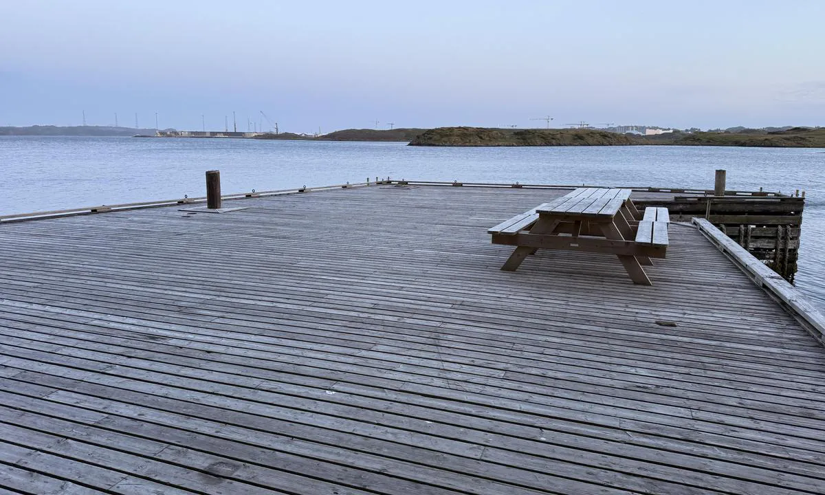 Bukkøys: Stor kai med sitteplassar.