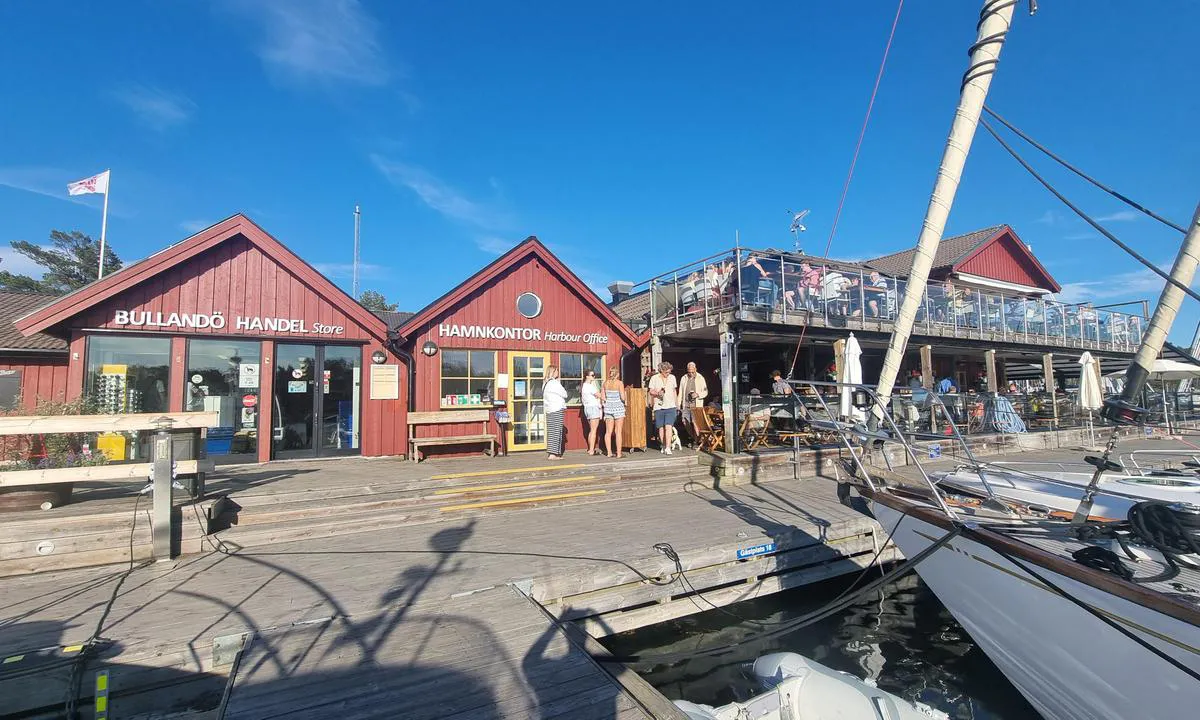 Bullandö Marina: {"base": "se", "no": "Havnekontor og restaurant.", "se": "Hamnkontor och restaurang.", "en": "Harbor office and restaurant.", "da": "Havnekontor og restaurant.", "fr": "Bureau du port et restaurant.", "de": "Hafenb\u00fcro und Restaurant.", "es": "Oficina del puerto y restaurante.", "it": "Ufficio del porto e ristorante.", "pt": "Escrit\u00f3rio do porto e restaurante.", "nl": "Havenkantoor en restaurant.", "pl": "Biuro portowe i restauracja.", "uk": "\u041e\u0444\u0456\u0441 \u0433\u0430\u0432\u0430\u043d\u0456 \u0442\u0430 \u0440\u0435\u0441\u0442\u043e\u0440\u0430\u043d.", "ro": "Birou de port \u0219i restaurant.", "tr": "Liman ofisi ve restoran.", "el": "\u039b\u03b9\u03bc\u03b5\u03bd\u03b9\u03ba\u03cc \u03b3\u03c1\u03b1\u03c6\u03b5\u03af\u03bf \u03ba\u03b1\u03b9 \u03b5\u03c3\u03c4\u03b9\u03b1\u03c4\u03cc\u03c1\u03b9\u03bf.", "cs": "P\u0159\u00edstavn\u00ed kancel\u00e1\u0159 a restaurace.", "hu": "Kik\u00f6t\u0151iroda \u00e9s \u00e9tterem.", "fi": "Satamakonttori ja ravintola.", "bg": "\u041f\u0440\u0438\u0441\u0442\u0430\u043d\u0438\u0449\u0435\u043d \u043e\u0444\u0438\u0441 \u0438 \u0440\u0435\u0441\u0442\u043e\u0440\u0430\u043d\u0442.", "sr": "\u041b\u0443\u043a\u0430 \u0438 \u0440\u0435\u0441\u0442\u043e\u0440\u0430\u043d.", "et": "Sadamab\u00fcroo ja restoran.", "lv": "Ostas birojs un restor\u0101ns.", "lt": "Uosto biuras ir restoranas."}