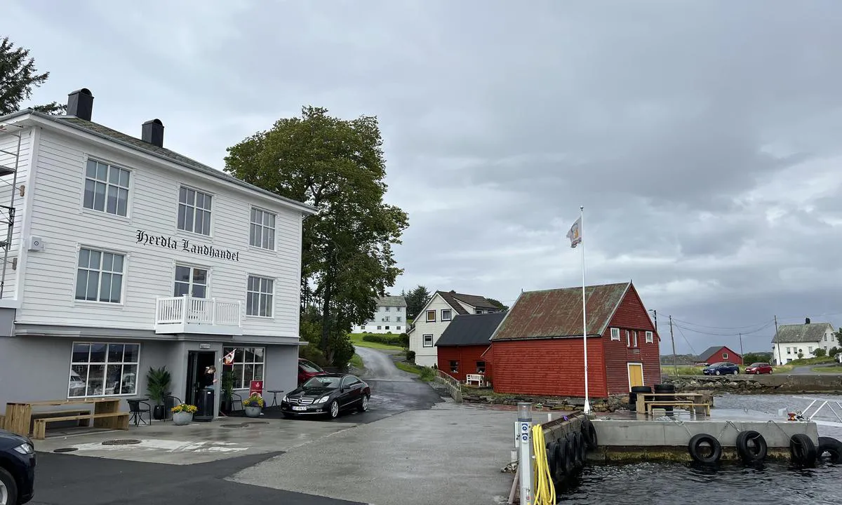 Herdla Landhandel - Herdlesund: Koselig landhandleri og miljø på kaien.