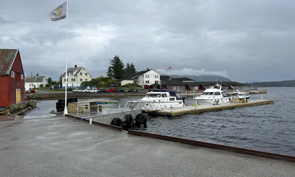 Herdla Landhandel - Herdlesund: Stor og flott betong flytebrygger og gode, men høye kaier.

Drivstoff fylling i forlengelse av kaien. Vann og strøm på flytebryggen.