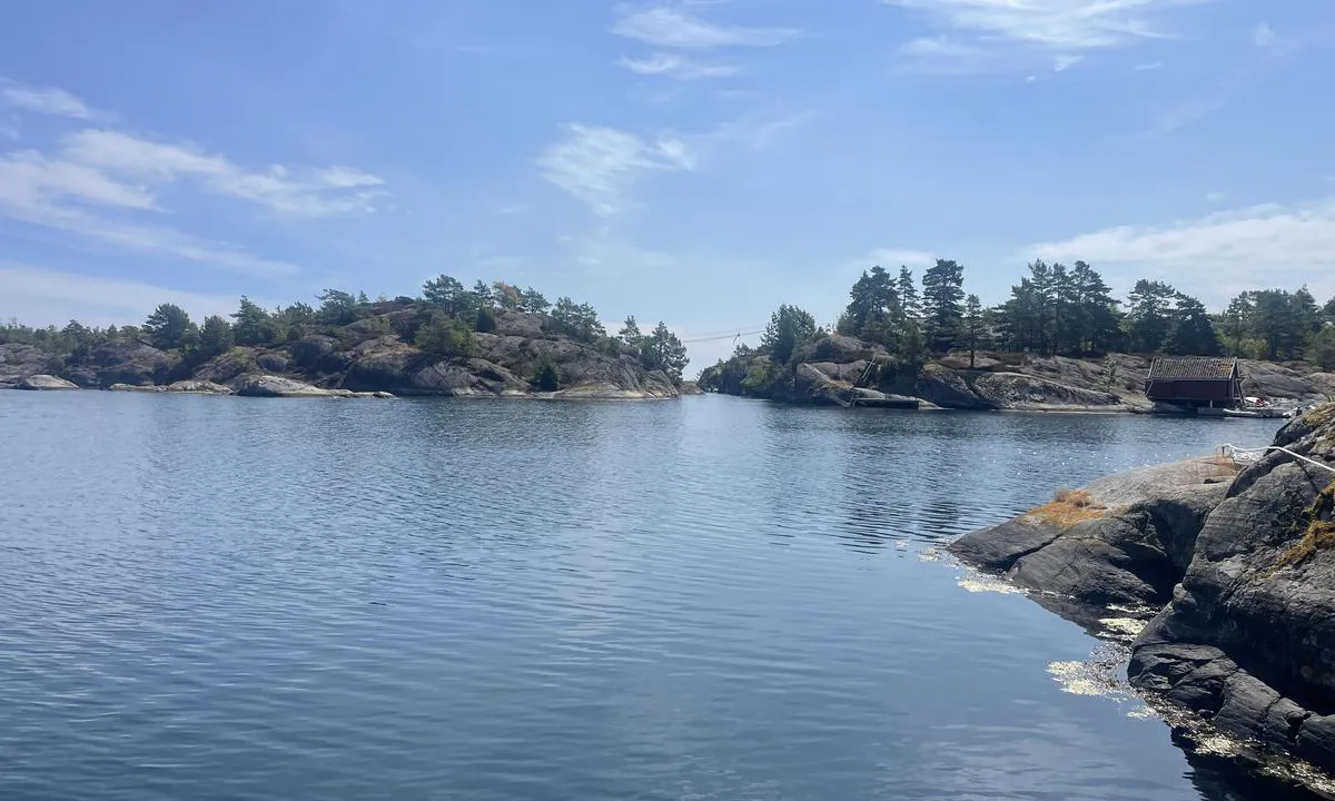 Burøy: Fin bukt. Jomfruland kan sees gjennom det trange sundet. Kommer gjennom med jolle.